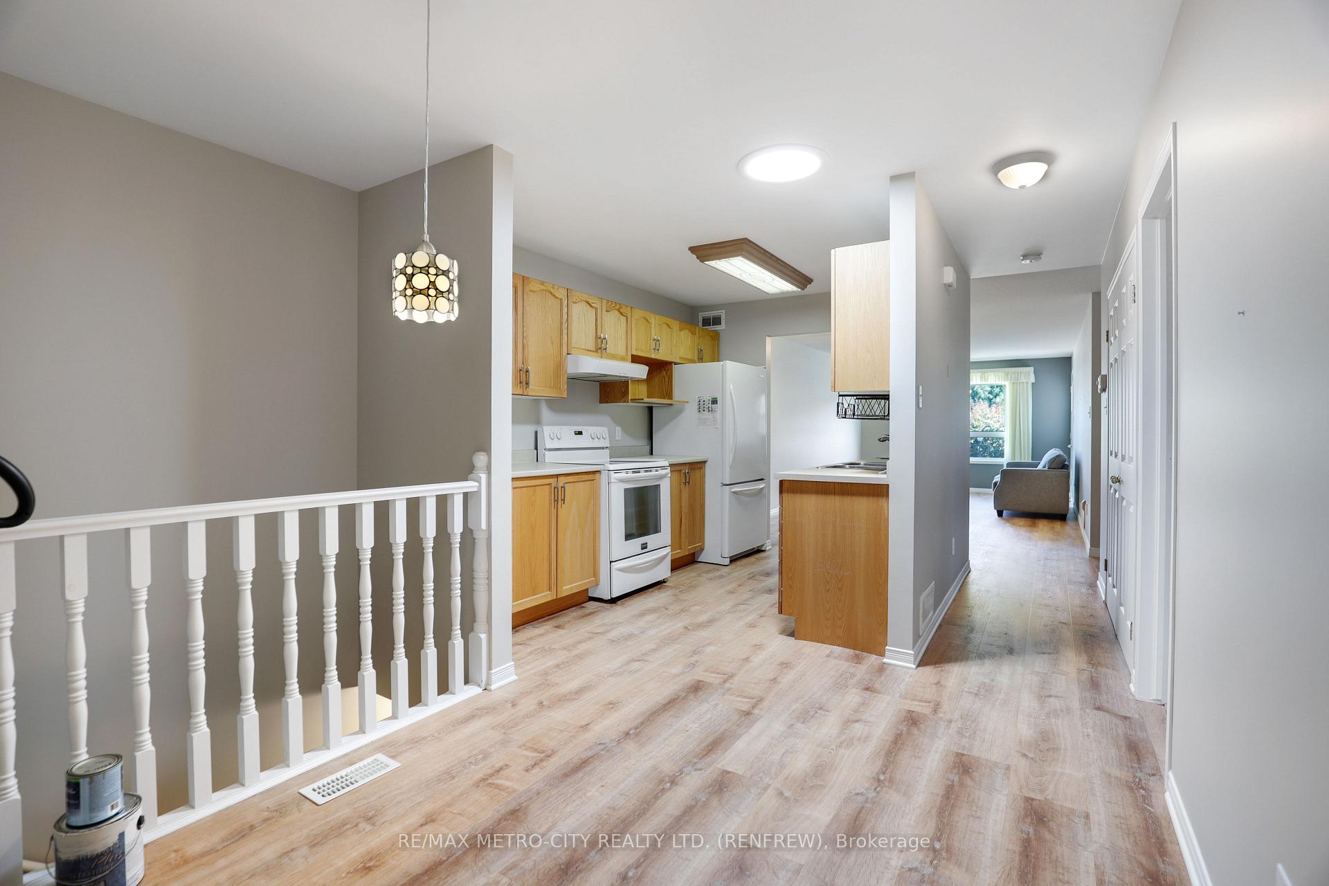 Photo 7 of 207 Renfrew Avenue W, Renfrew — HOMEH