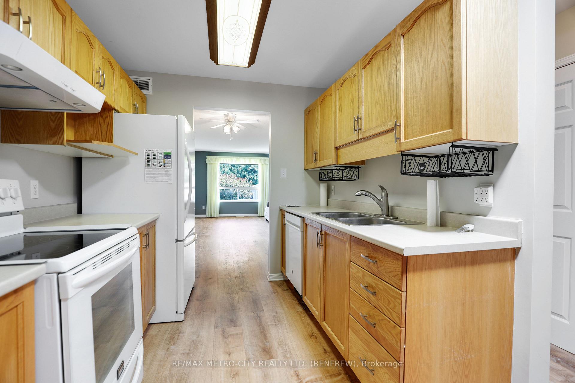 Photo 9 of 207 Renfrew Avenue W, Renfrew — HOMEH