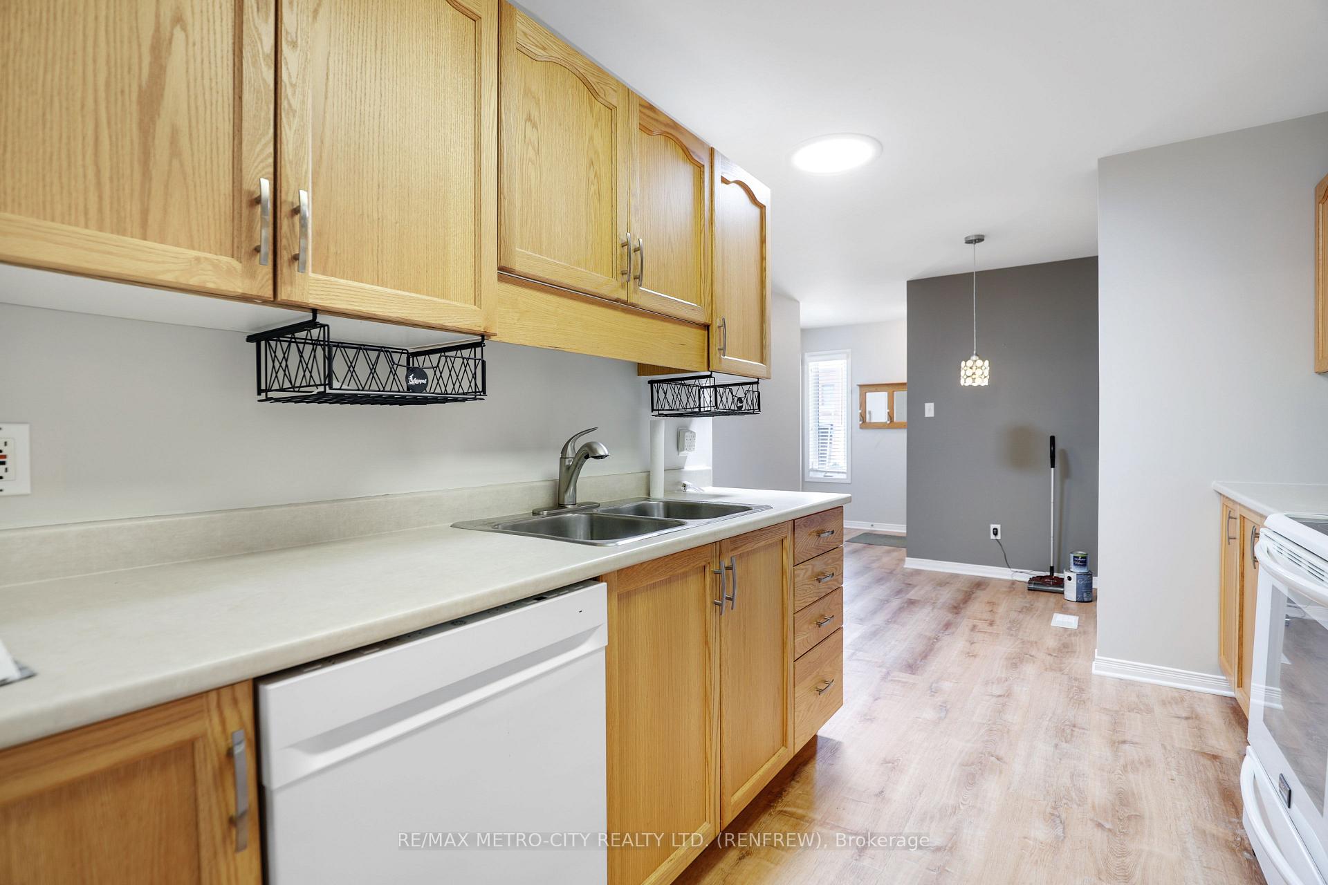 Photo 10 of 207 Renfrew Avenue W, Renfrew — HOMEH