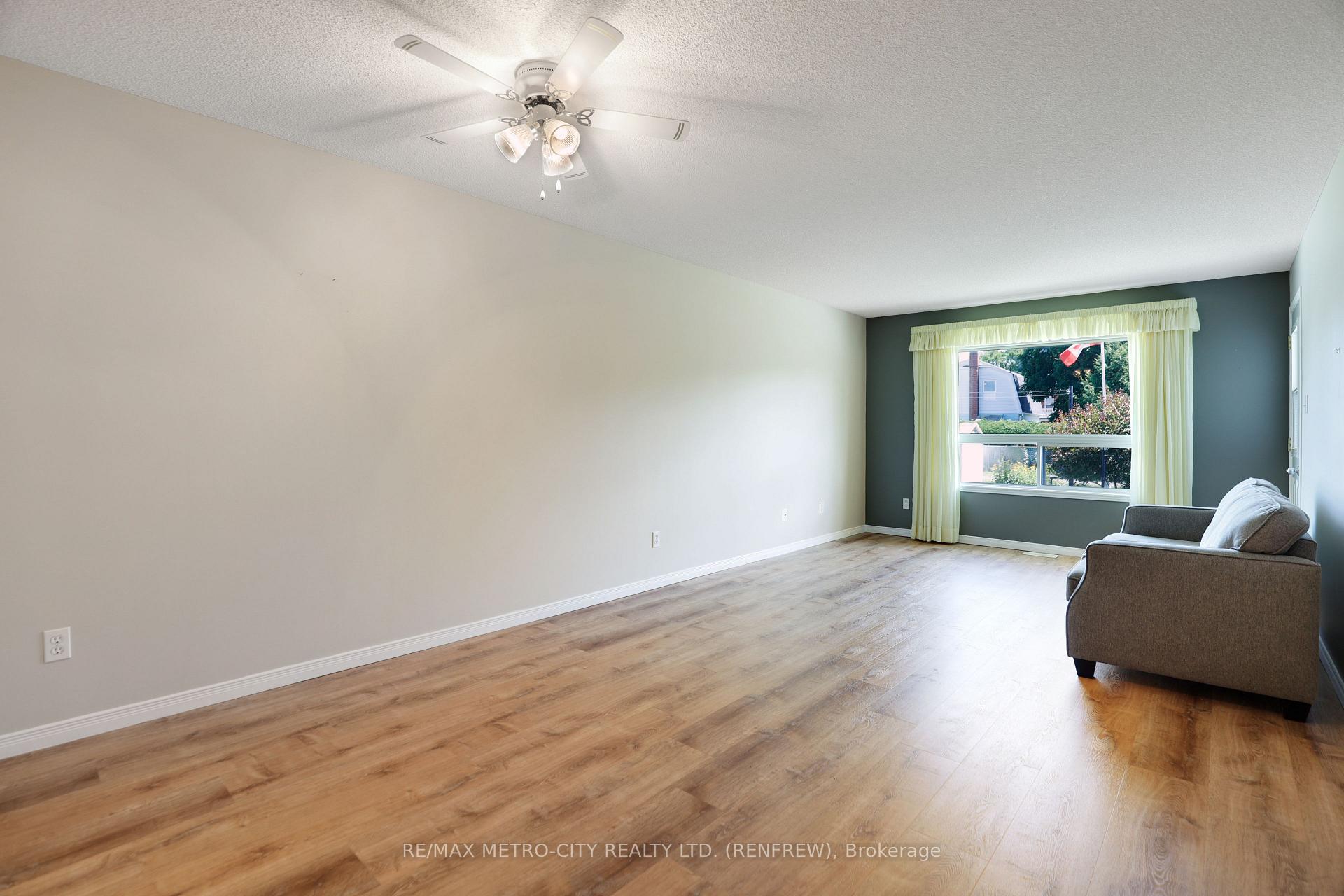 Photo 11 of 207 Renfrew Avenue W, Renfrew — HOMEH