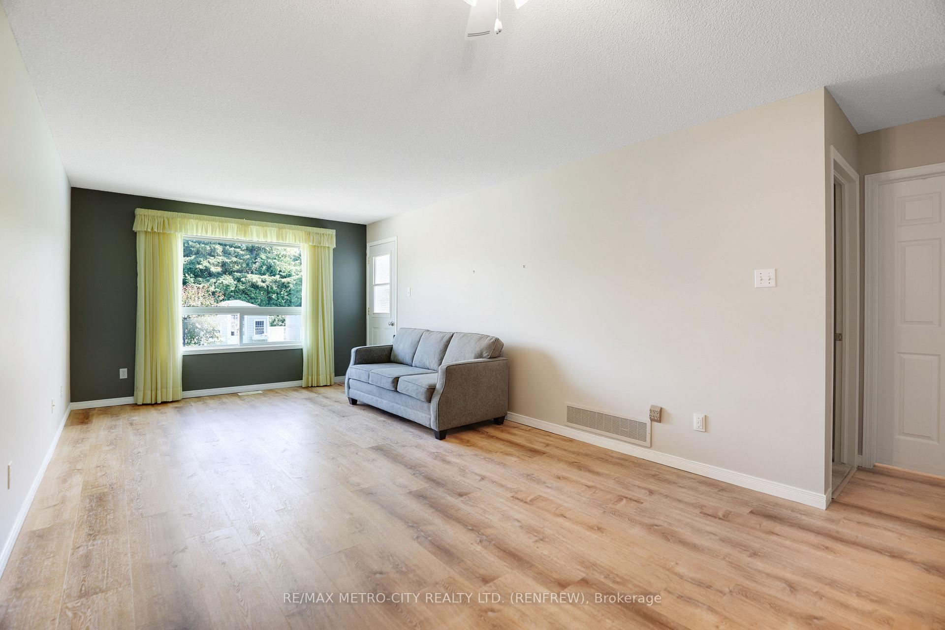 Photo 12 of 207 Renfrew Avenue W, Renfrew — HOMEH