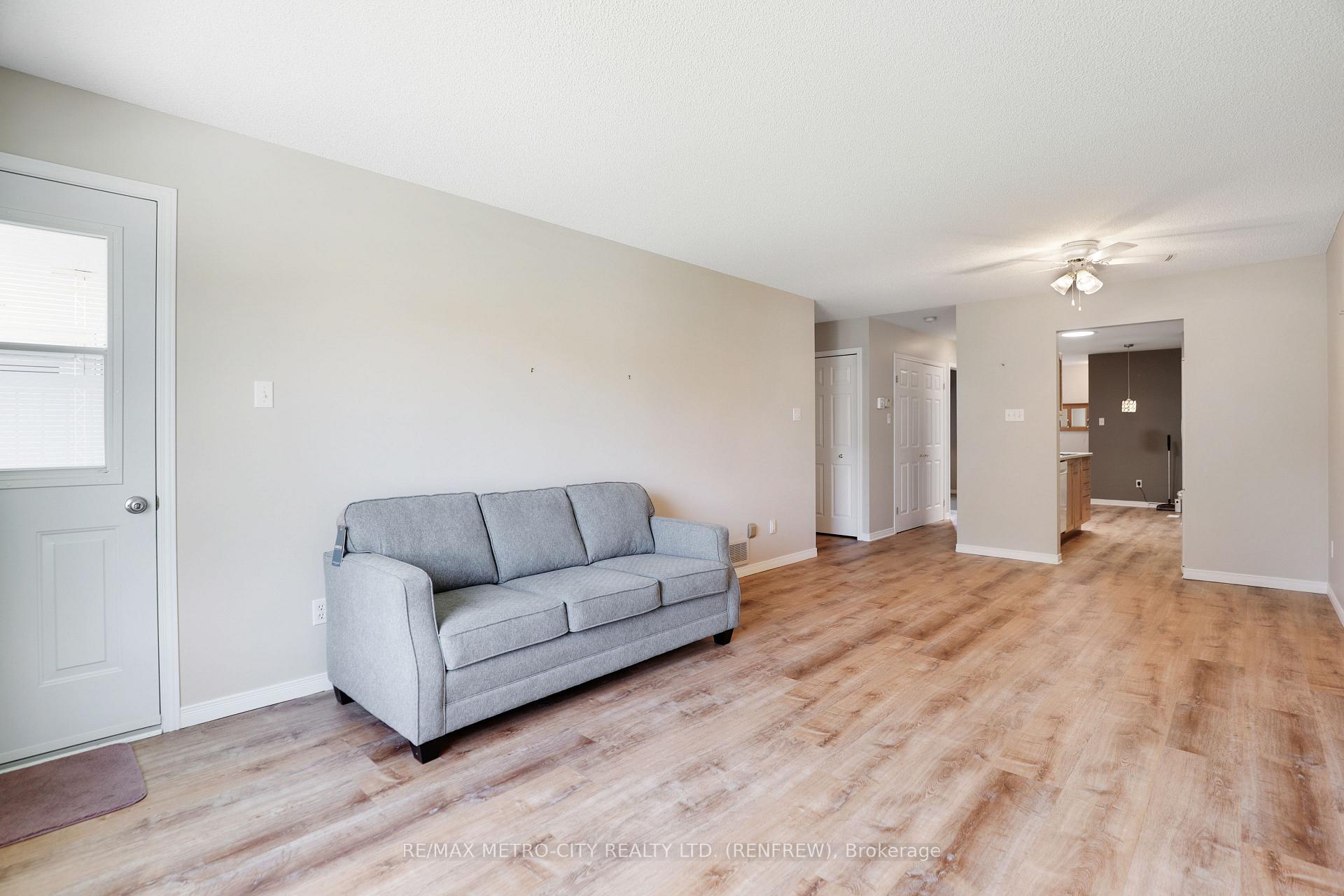 Photo 13 of 207 Renfrew Avenue W, Renfrew — HOMEH