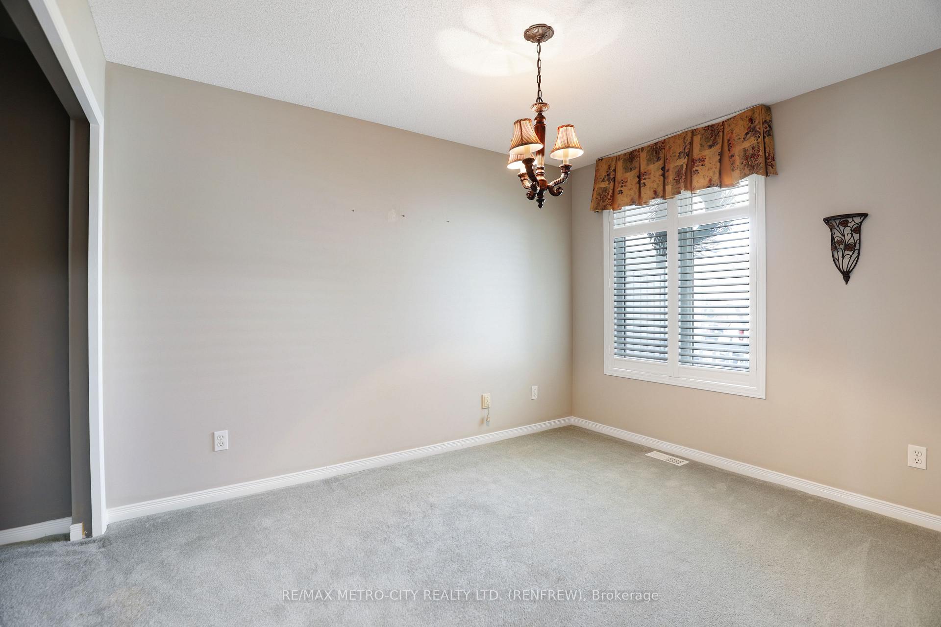 Photo 15 of 207 Renfrew Avenue W, Renfrew — HOMEH
