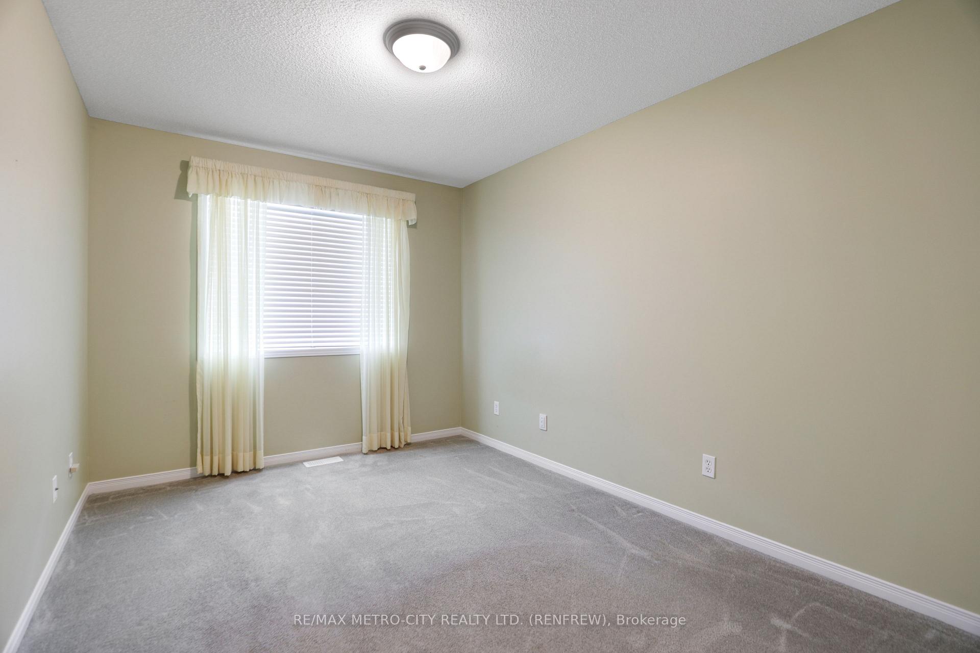 Photo 16 of 207 Renfrew Avenue W, Renfrew — HOMEH