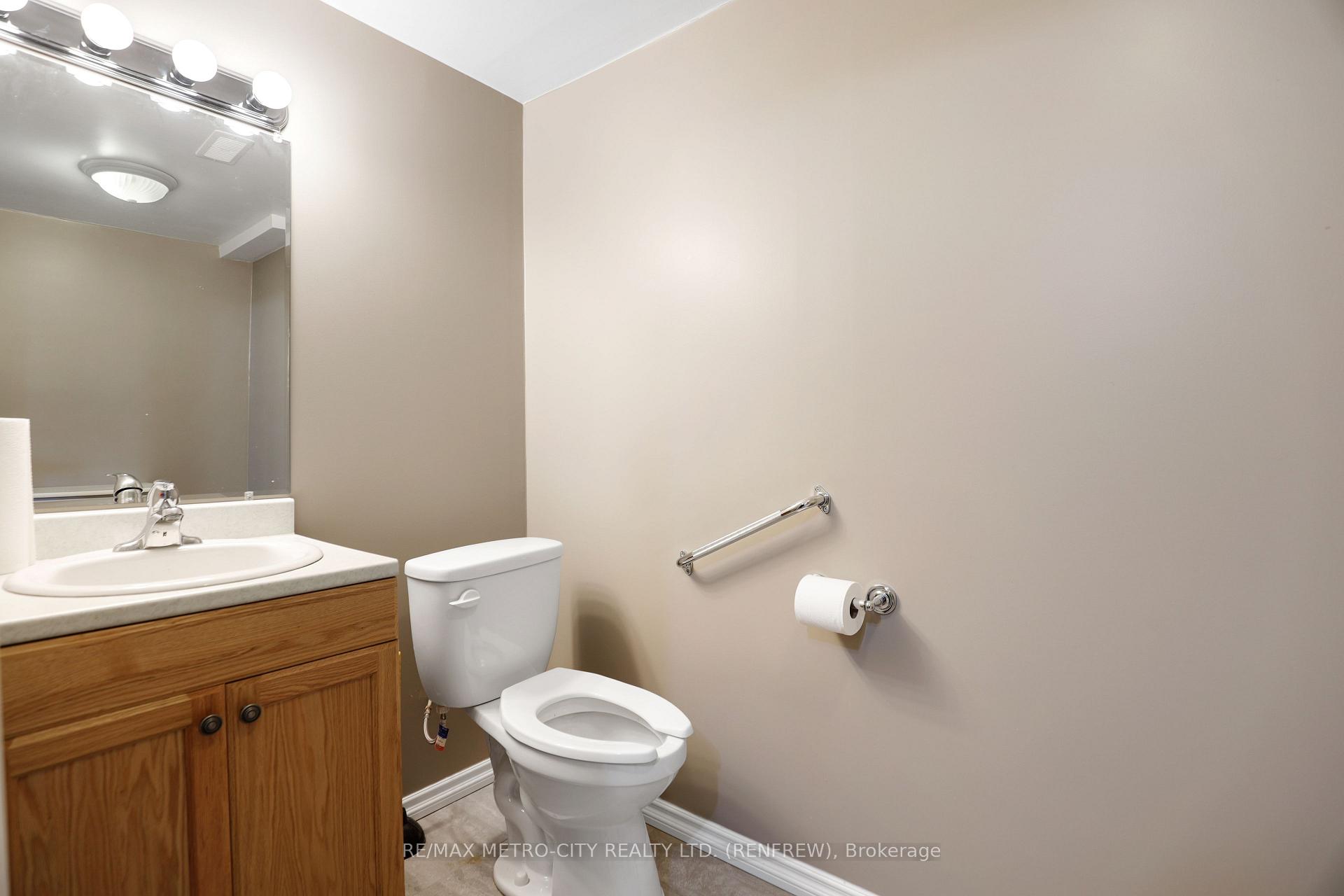 Photo 21 of 207 Renfrew Avenue W, Renfrew — HOMEH