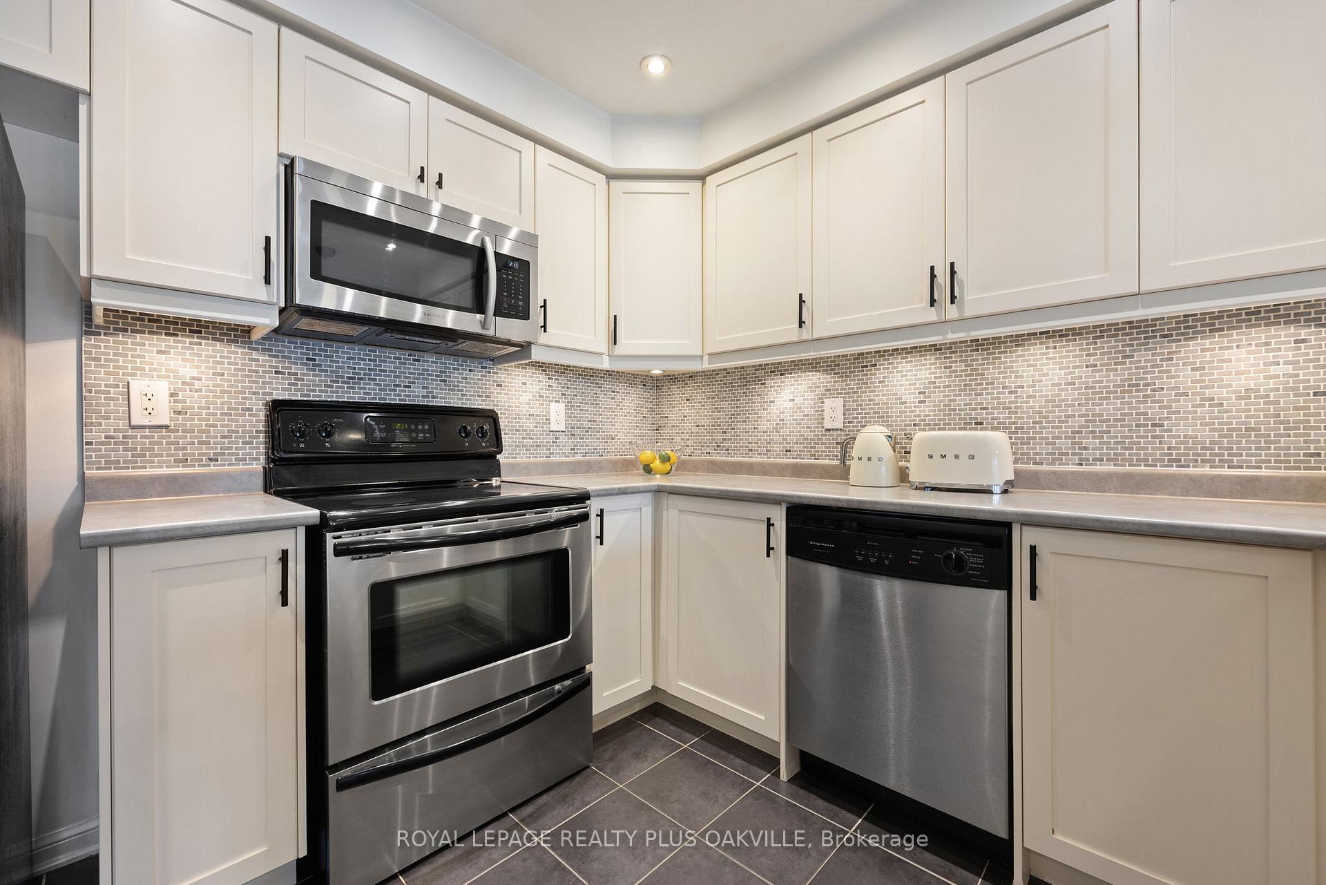Photo 10 of 60 Gleave Terrace, Milton, Harrison — HOMEH