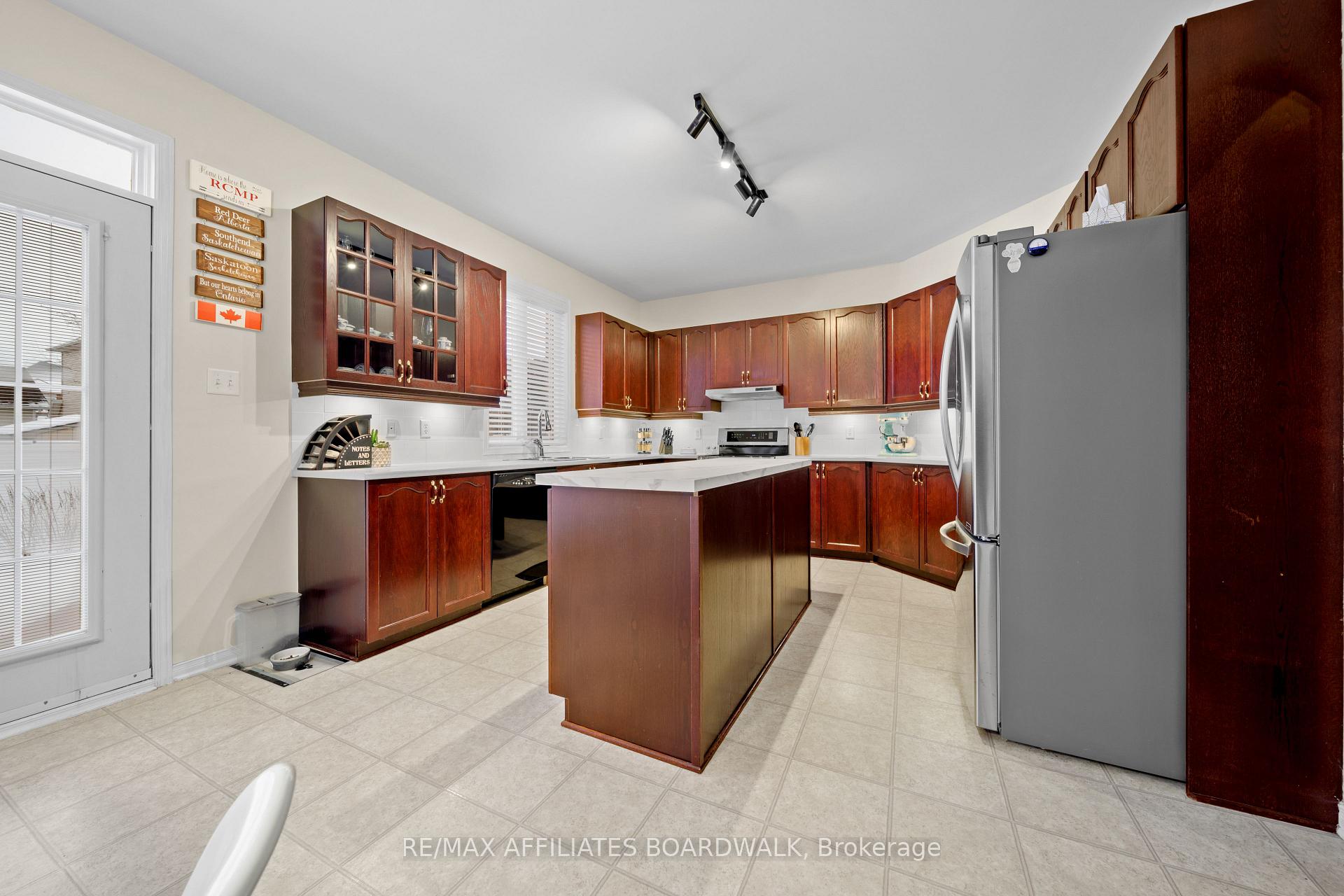 Photo 7 of 634 St Bruno Street, Ottawa, Avalon East — HOMEH