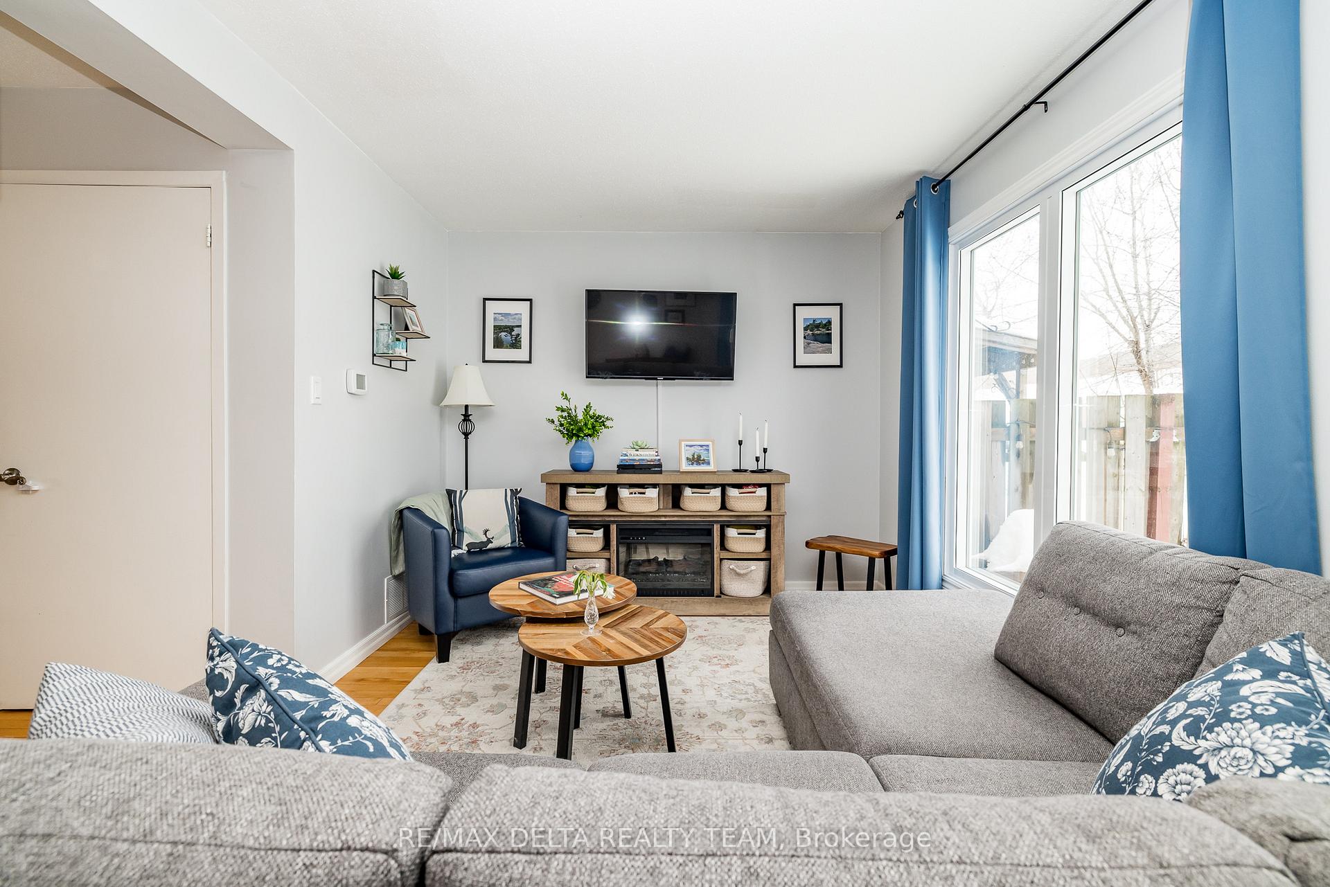 Photo 4 of 300 Tulip Crescent, Ottawa, Chatelaine Village — HOMEH