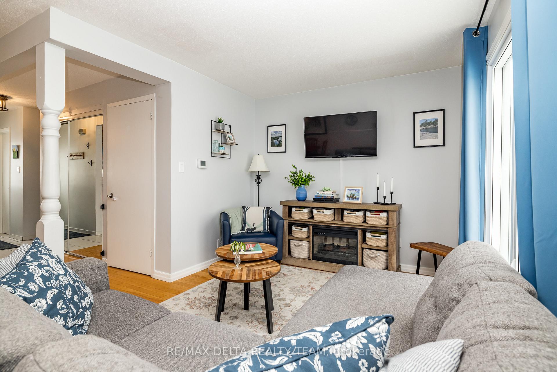 Photo 5 of 300 Tulip Crescent, Ottawa, Chatelaine Village — HOMEH