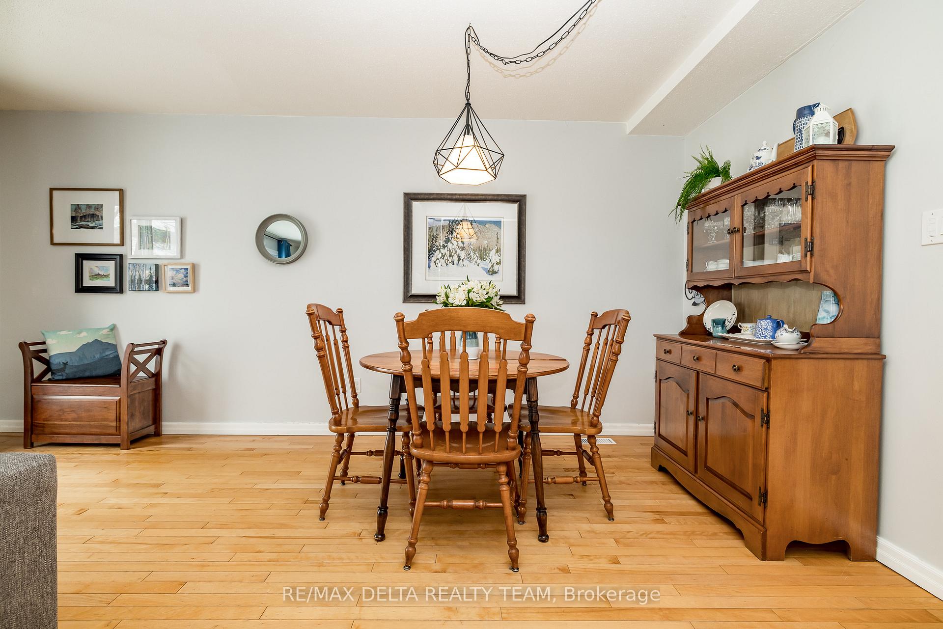 Photo 8 of 300 Tulip Crescent, Ottawa, Chatelaine Village — HOMEH