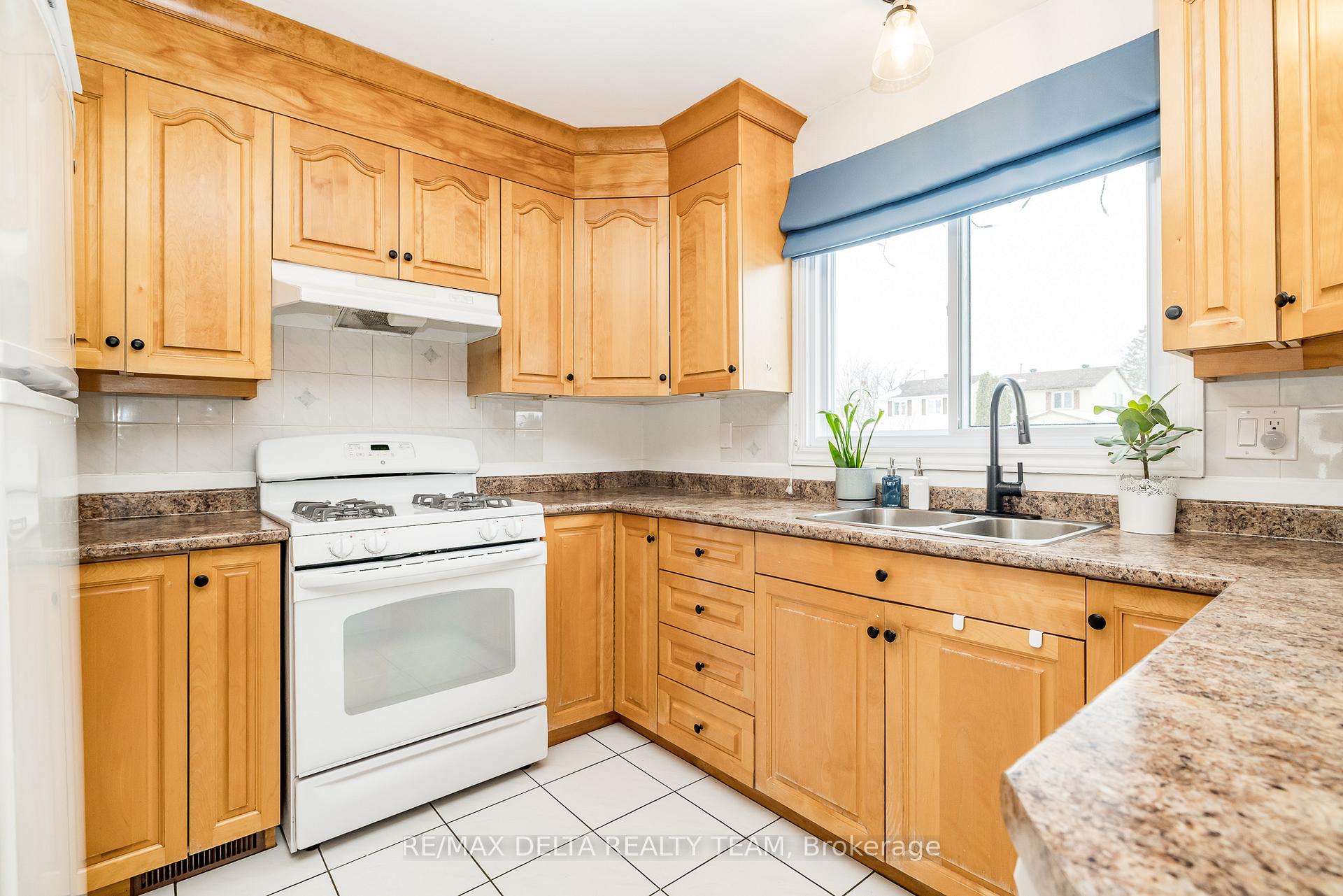Photo 9 of 300 Tulip Crescent, Ottawa, Chatelaine Village — HOMEH