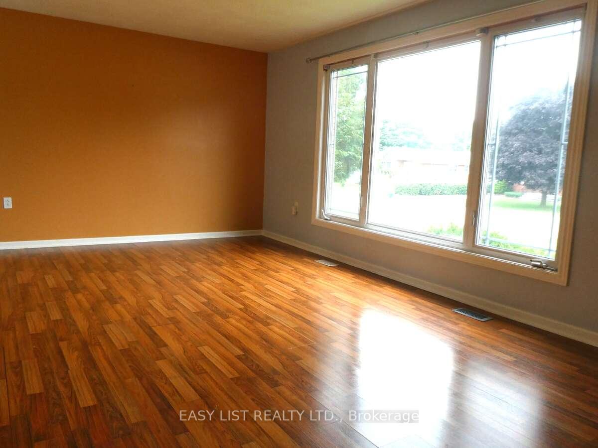 Photo 11 of 24 Wilson Street, Renfrew — HOMEH
