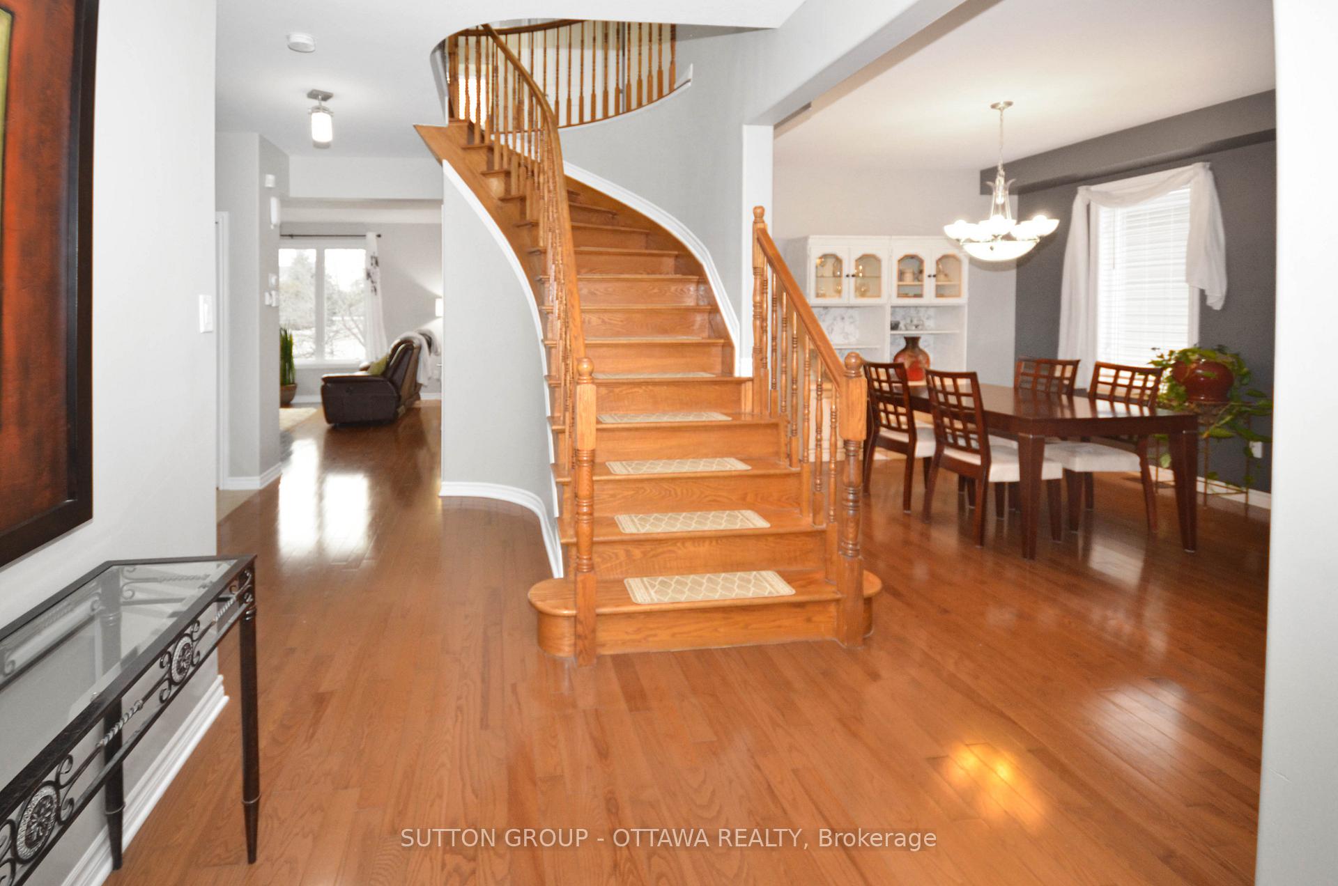 Photo 3 of 1812 Heatherstone Crescent, Ottawa, Springridge/East Village — HOMEH