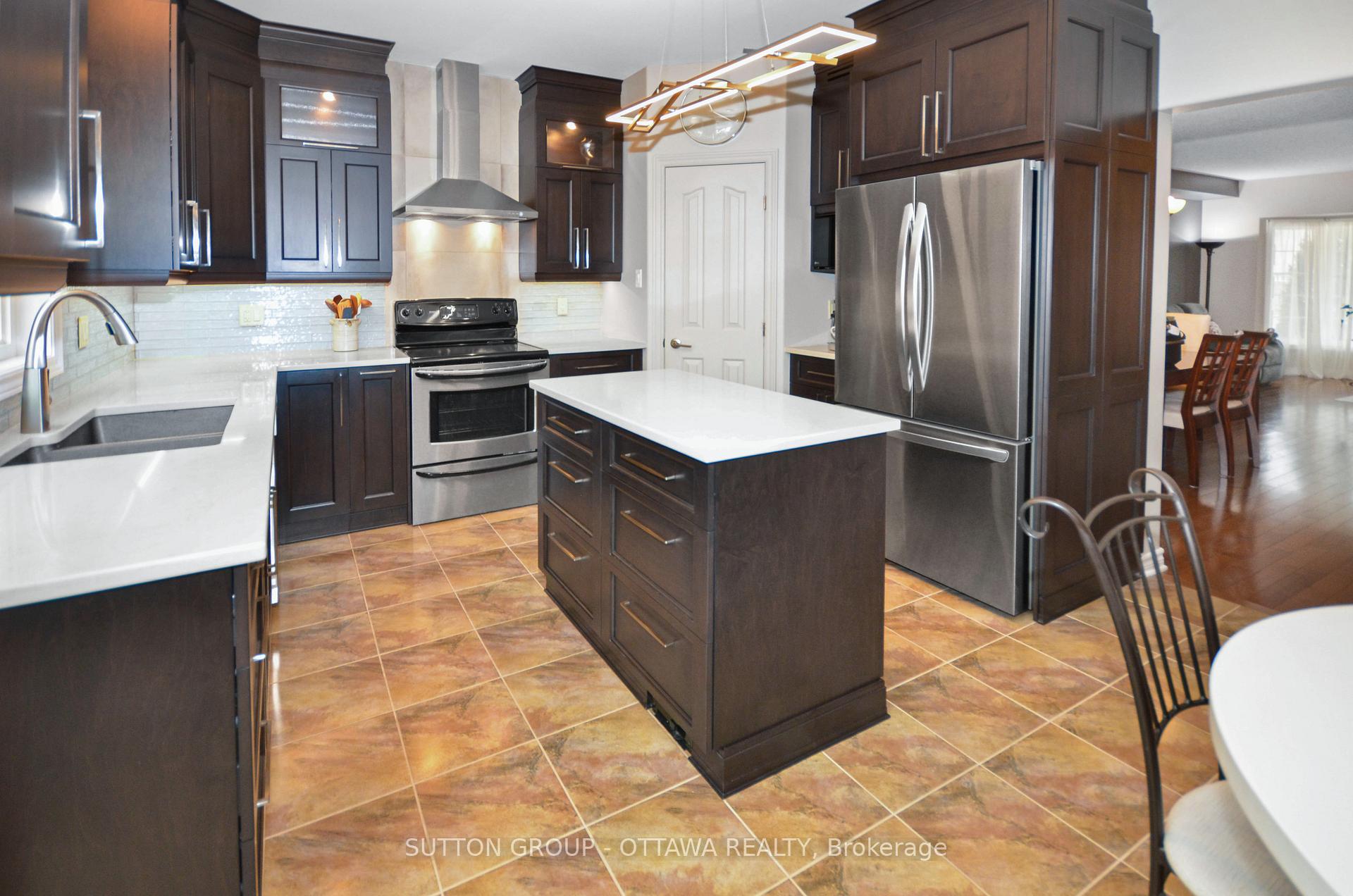 Photo 4 of 1812 Heatherstone Crescent, Ottawa, Springridge/East Village — HOMEH