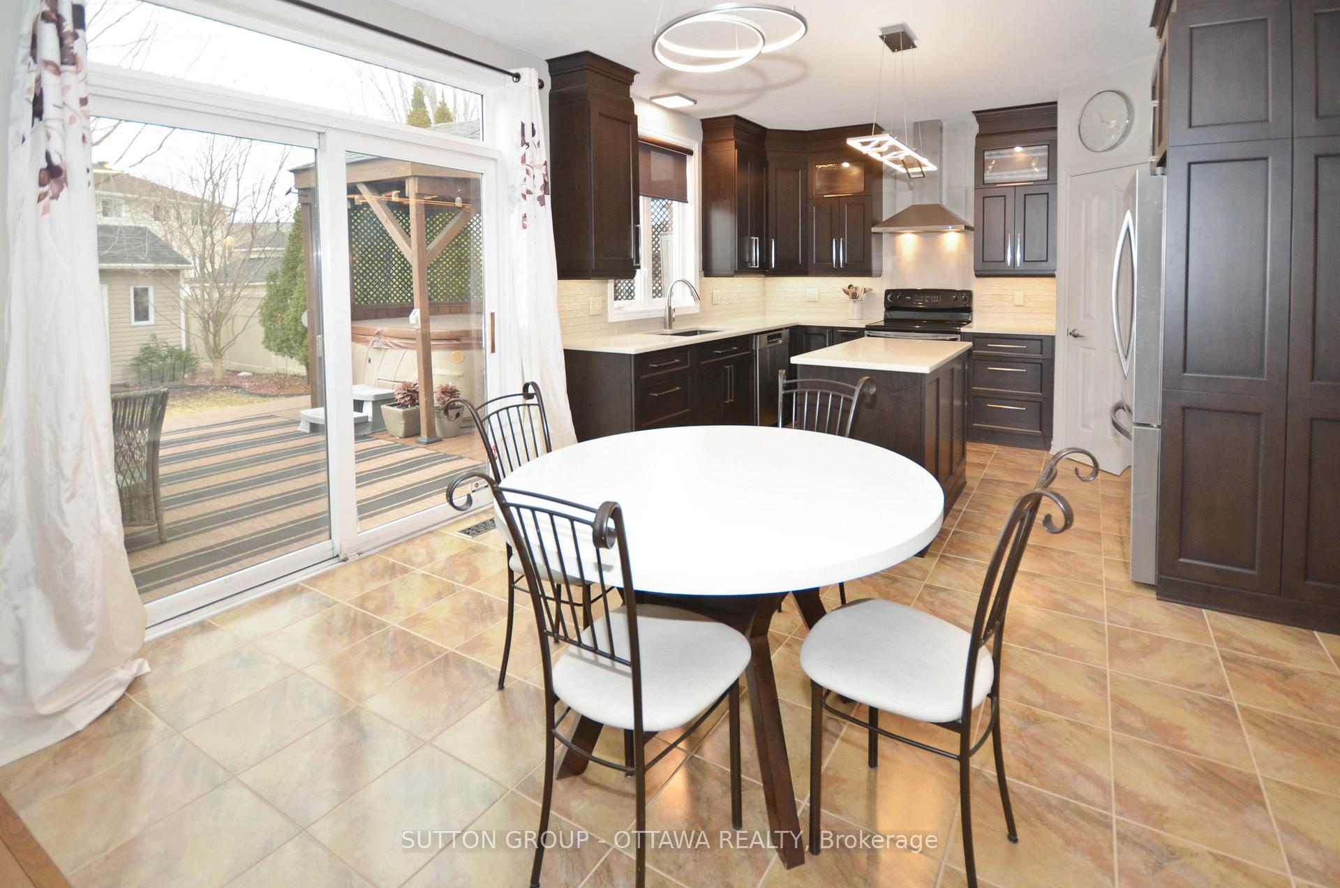 Photo 5 of 1812 Heatherstone Crescent, Ottawa, Springridge/East Village — HOMEH
