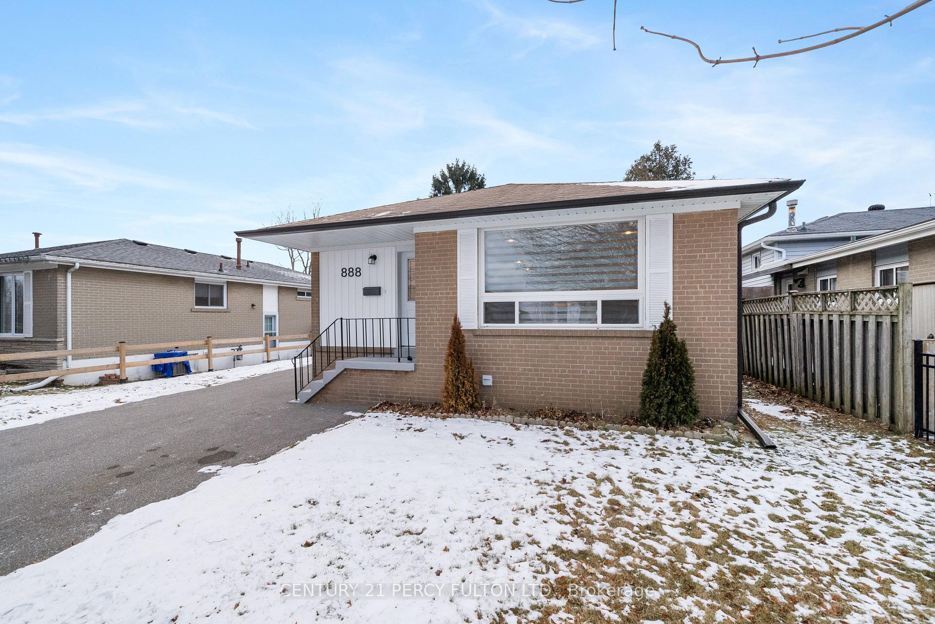 Photo 1 of Unit Main Floor, 888 Naroch Boulevard, Pickering, Bay Ridges — HOMEH