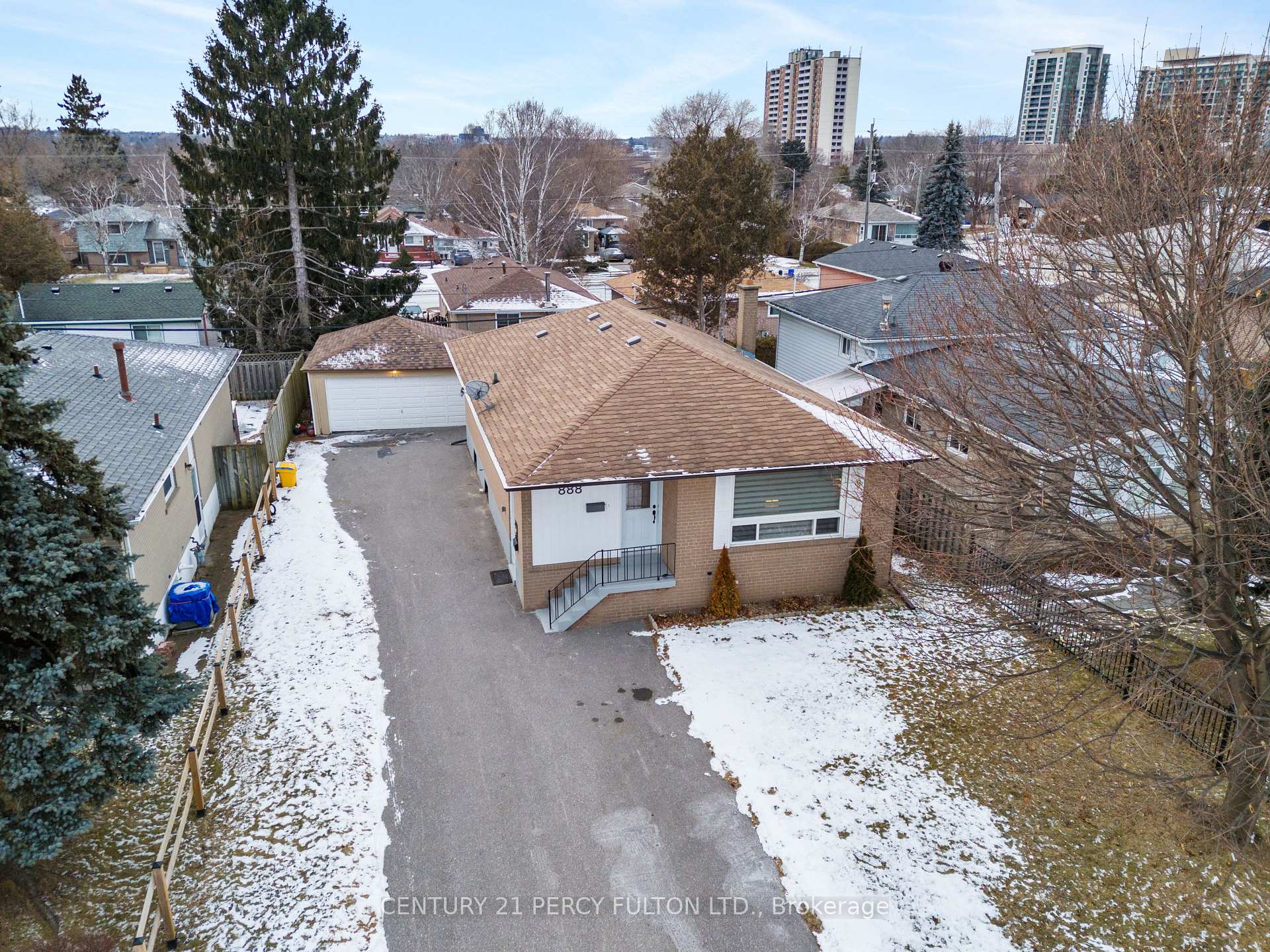 Photo 3 of Unit Main Floor, 888 Naroch Boulevard, Pickering, Bay Ridges — HOMEH