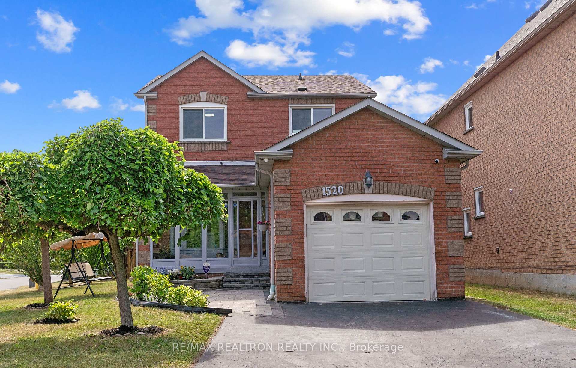 Front of 1520 Sandhurst Crescent