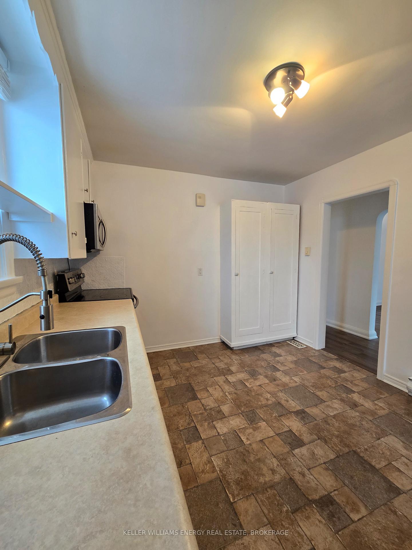 Photo 5 of Unit Upper, 204 Central Park Boulevard S, Oshawa, Central — HOMEH