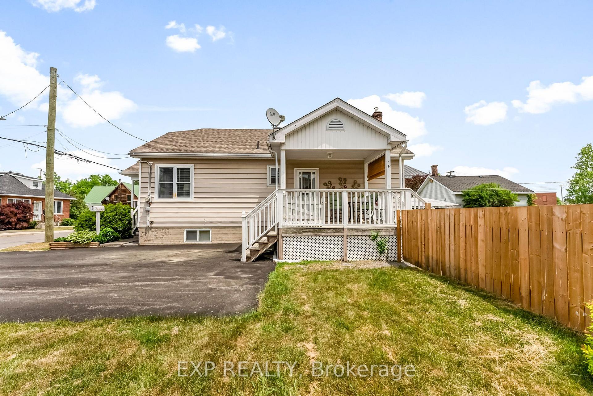 Photo 5 of 255 Arnprior Avenue, Renfrew — HOMEH