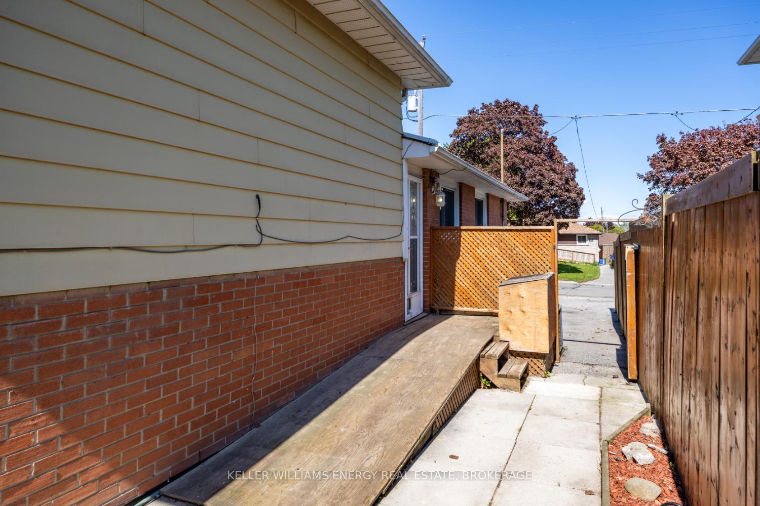 Photo 21 of 52 Vancouver Court, Oshawa, Vanier — HOMEH
