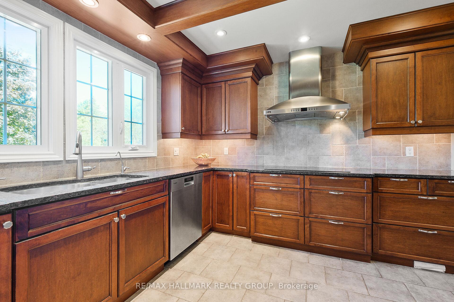 Photo 10 of 1390 Millburn Crescent, Ottawa, Cumberland Ridge — HOMEH