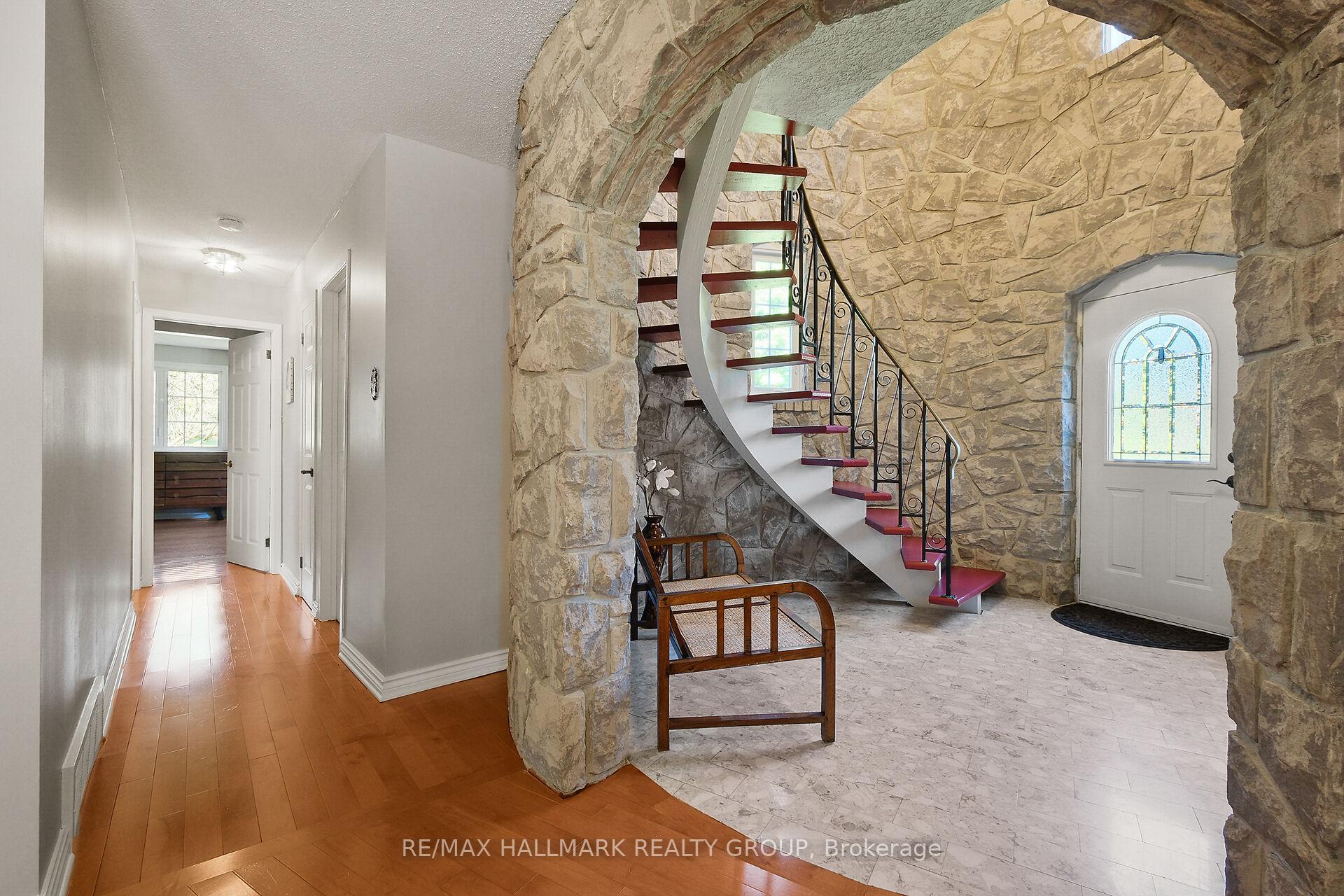 Photo 16 of 1390 Millburn Crescent, Ottawa, Cumberland Ridge — HOMEH
