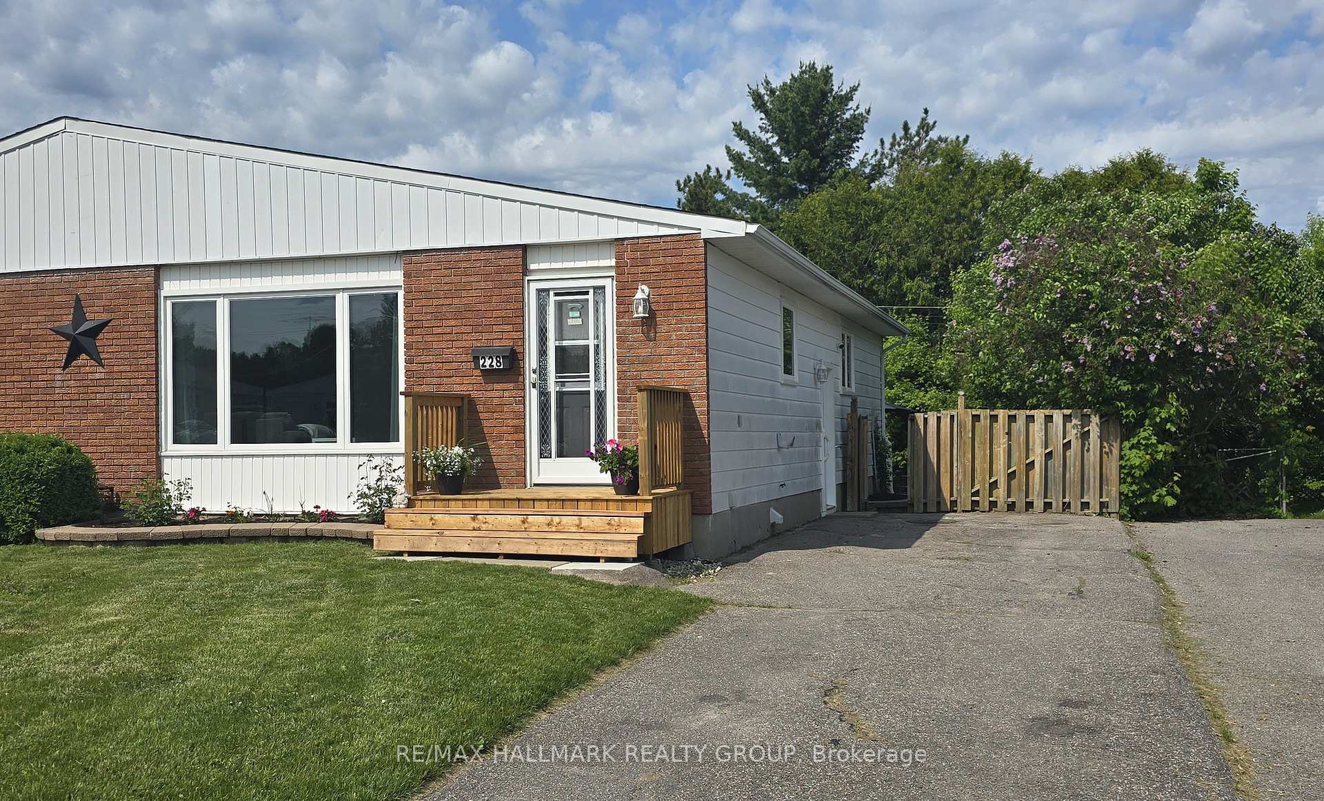 Photo 1 of 228 Airth Boulevard, Renfrew — HOMEH