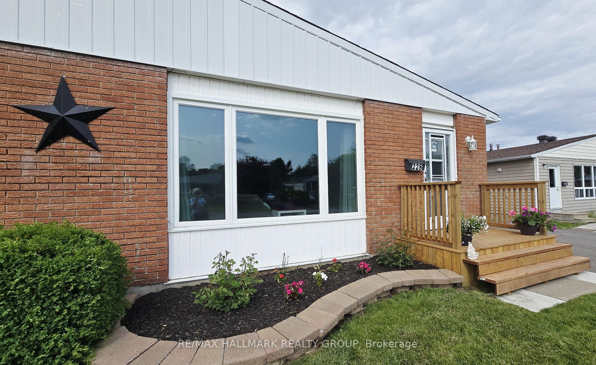 Photo 2 of 228 Airth Boulevard, Renfrew — HOMEH