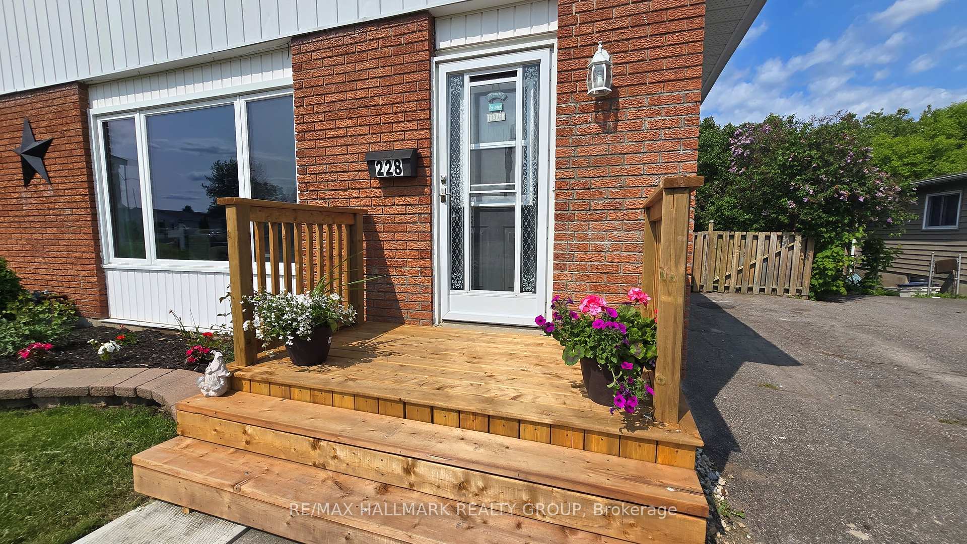 Photo 3 of 228 Airth Boulevard, Renfrew — HOMEH