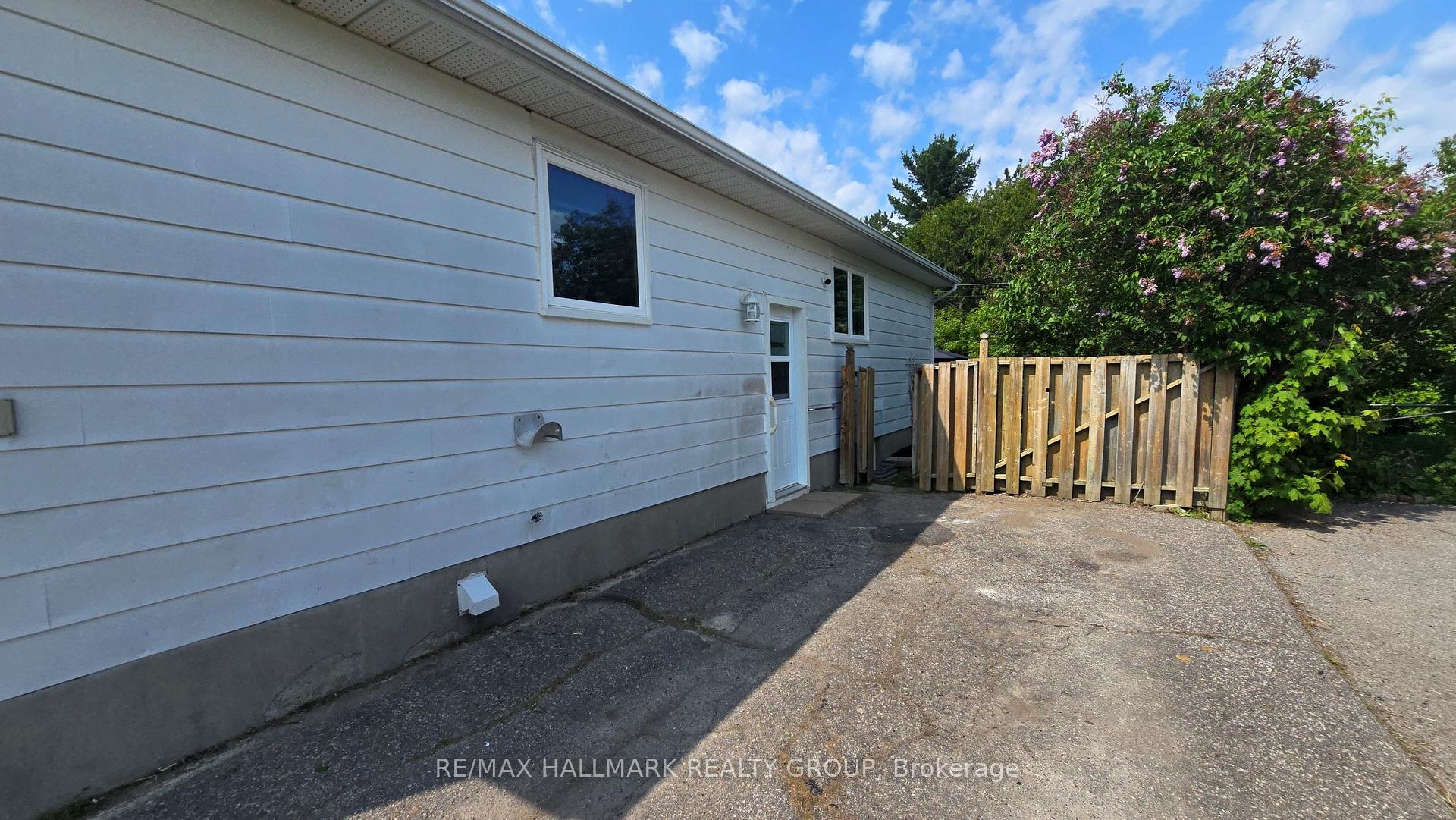 Photo 4 of 228 Airth Boulevard, Renfrew — HOMEH
