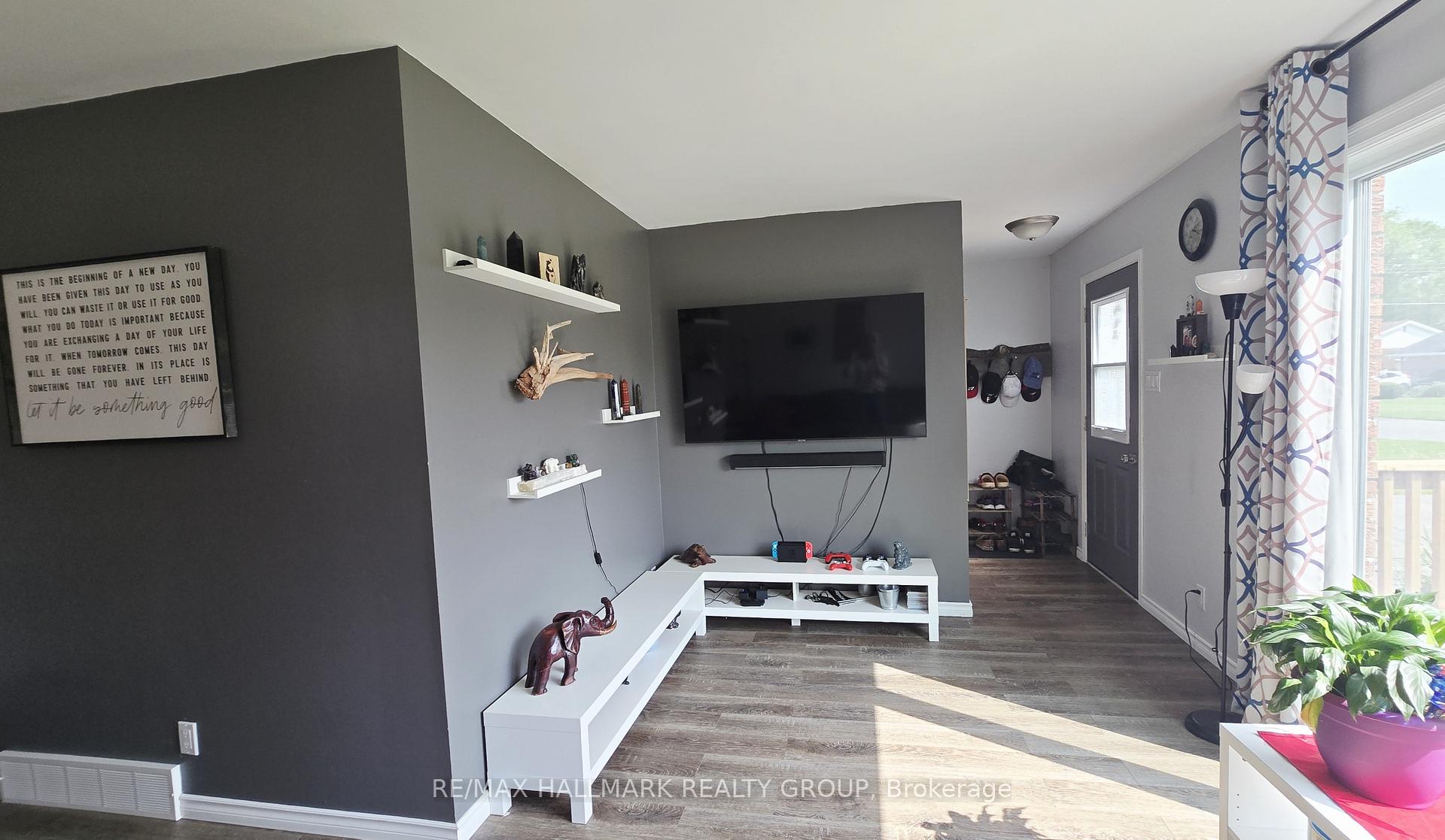 Photo 9 of 228 Airth Boulevard, Renfrew — HOMEH