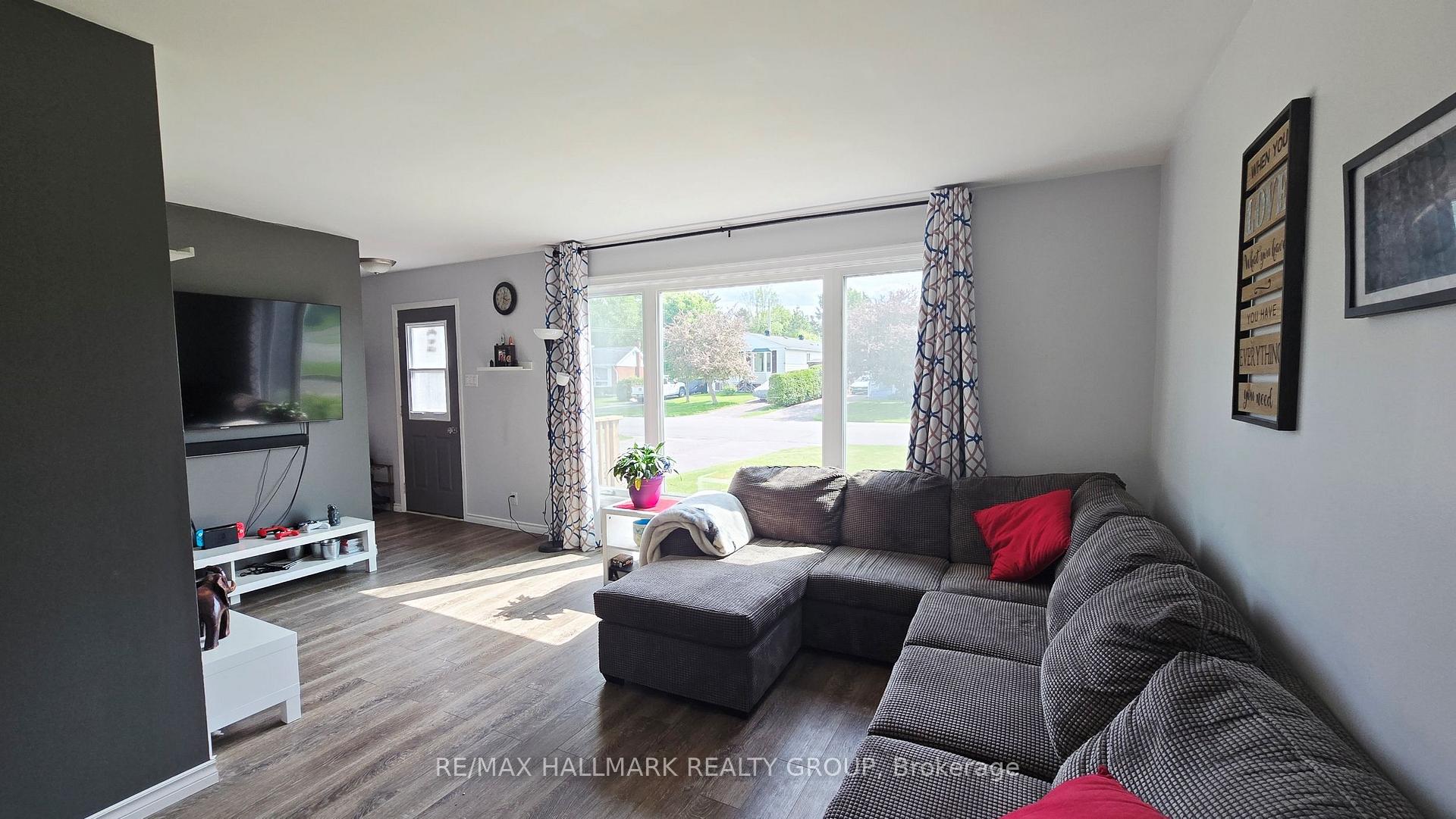 Photo 10 of 228 Airth Boulevard, Renfrew — HOMEH