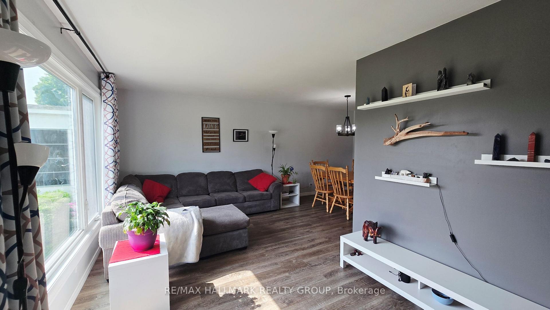 Photo 11 of 228 Airth Boulevard, Renfrew — HOMEH