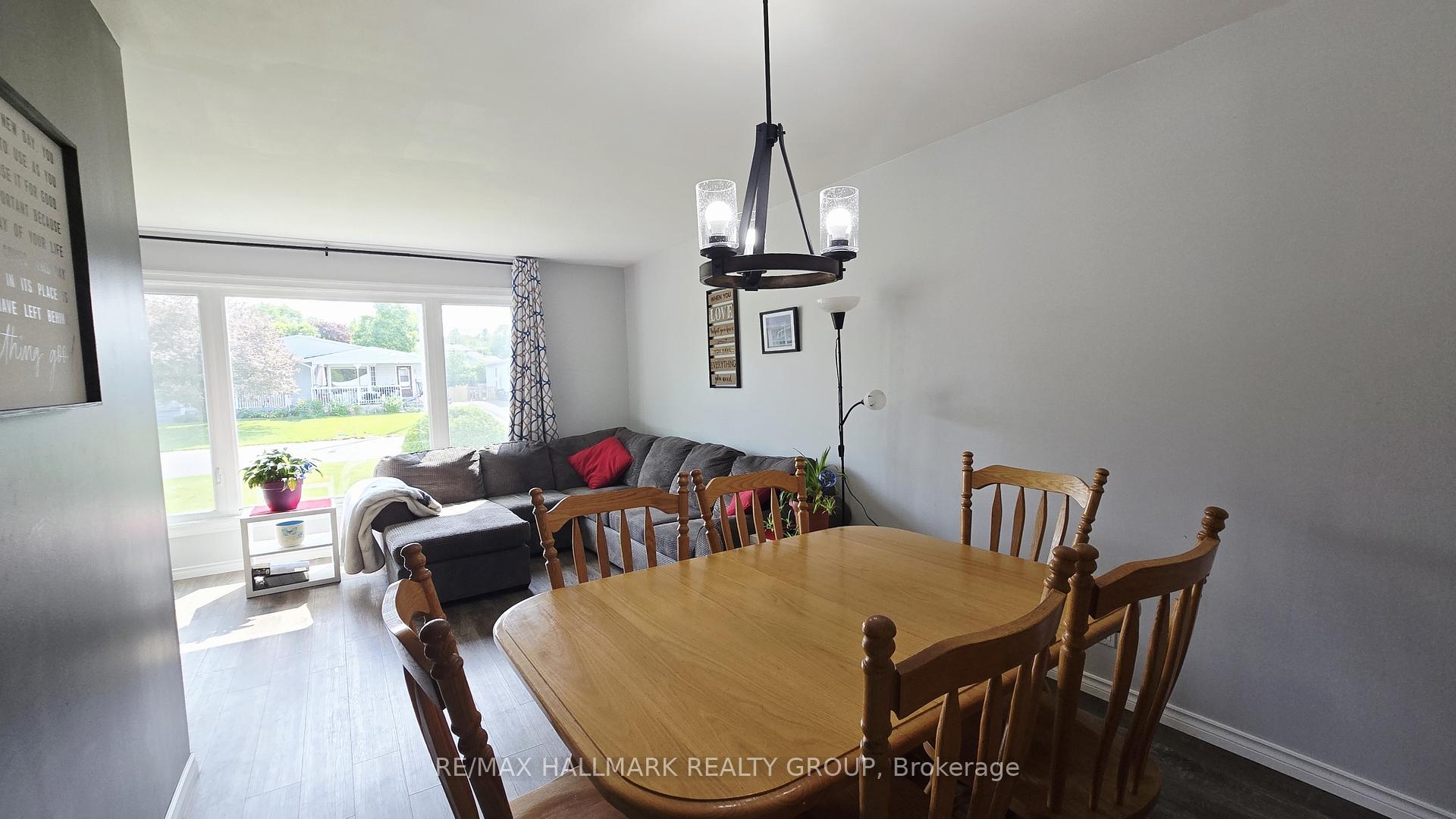 Photo 12 of 228 Airth Boulevard, Renfrew — HOMEH