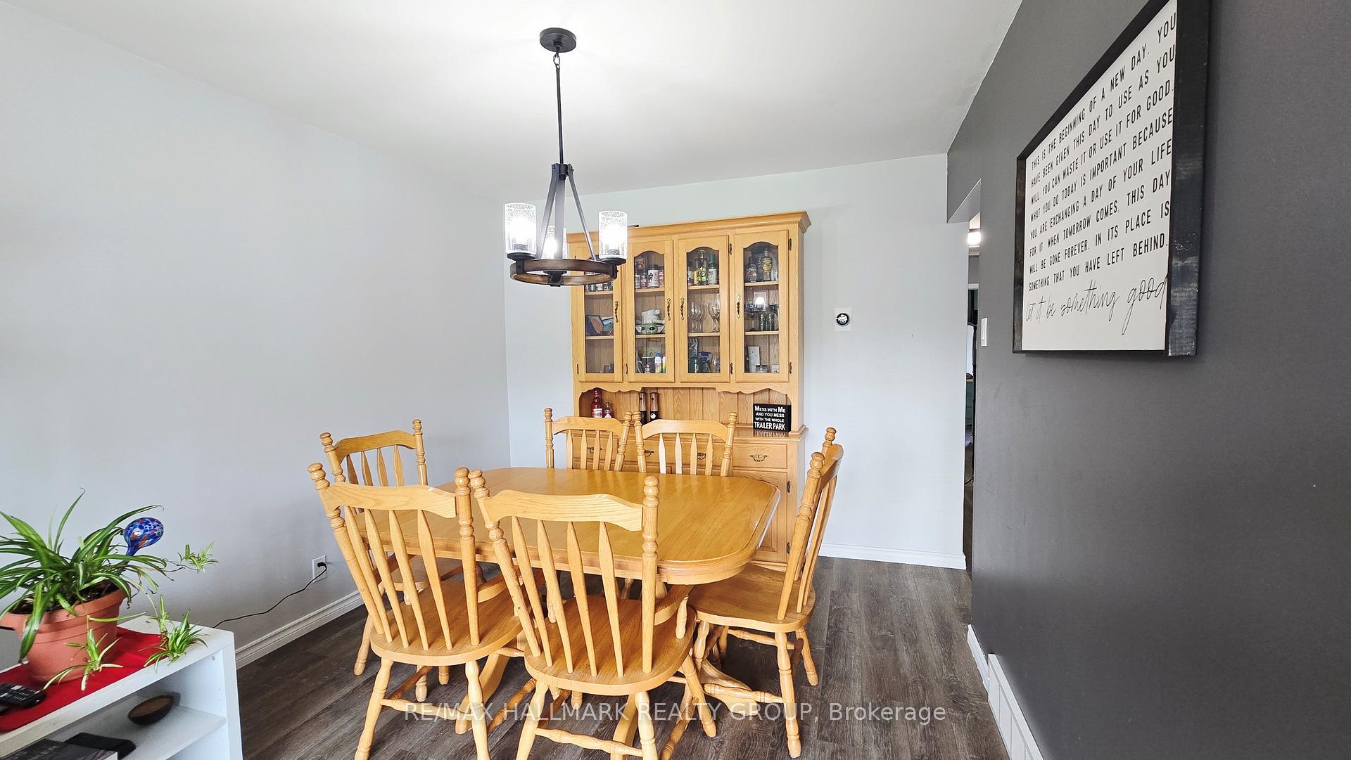 Photo 13 of 228 Airth Boulevard, Renfrew — HOMEH