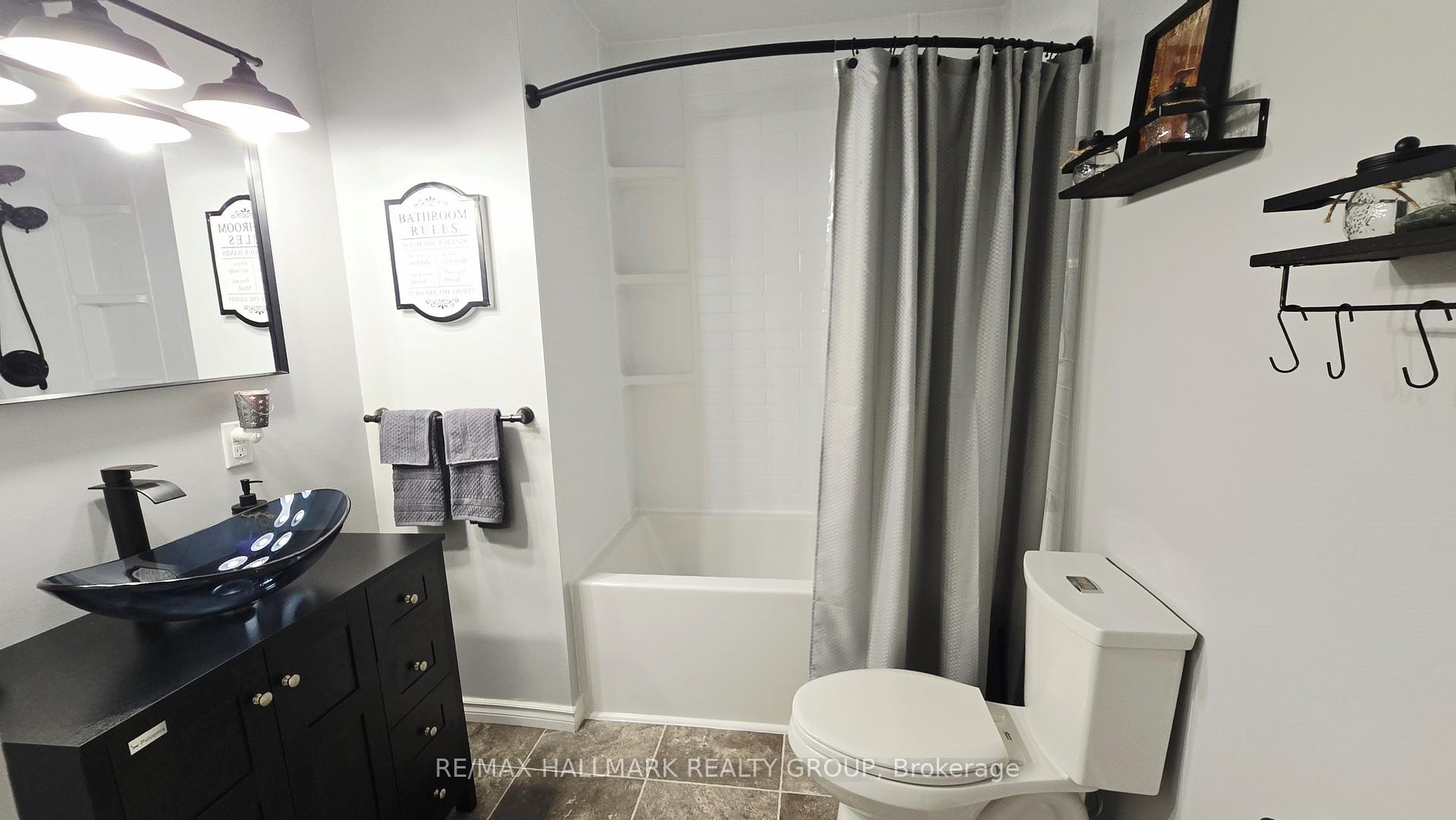 Photo 20 of 228 Airth Boulevard, Renfrew — HOMEH