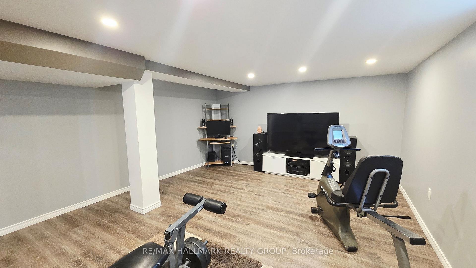 Photo 22 of 228 Airth Boulevard, Renfrew — HOMEH