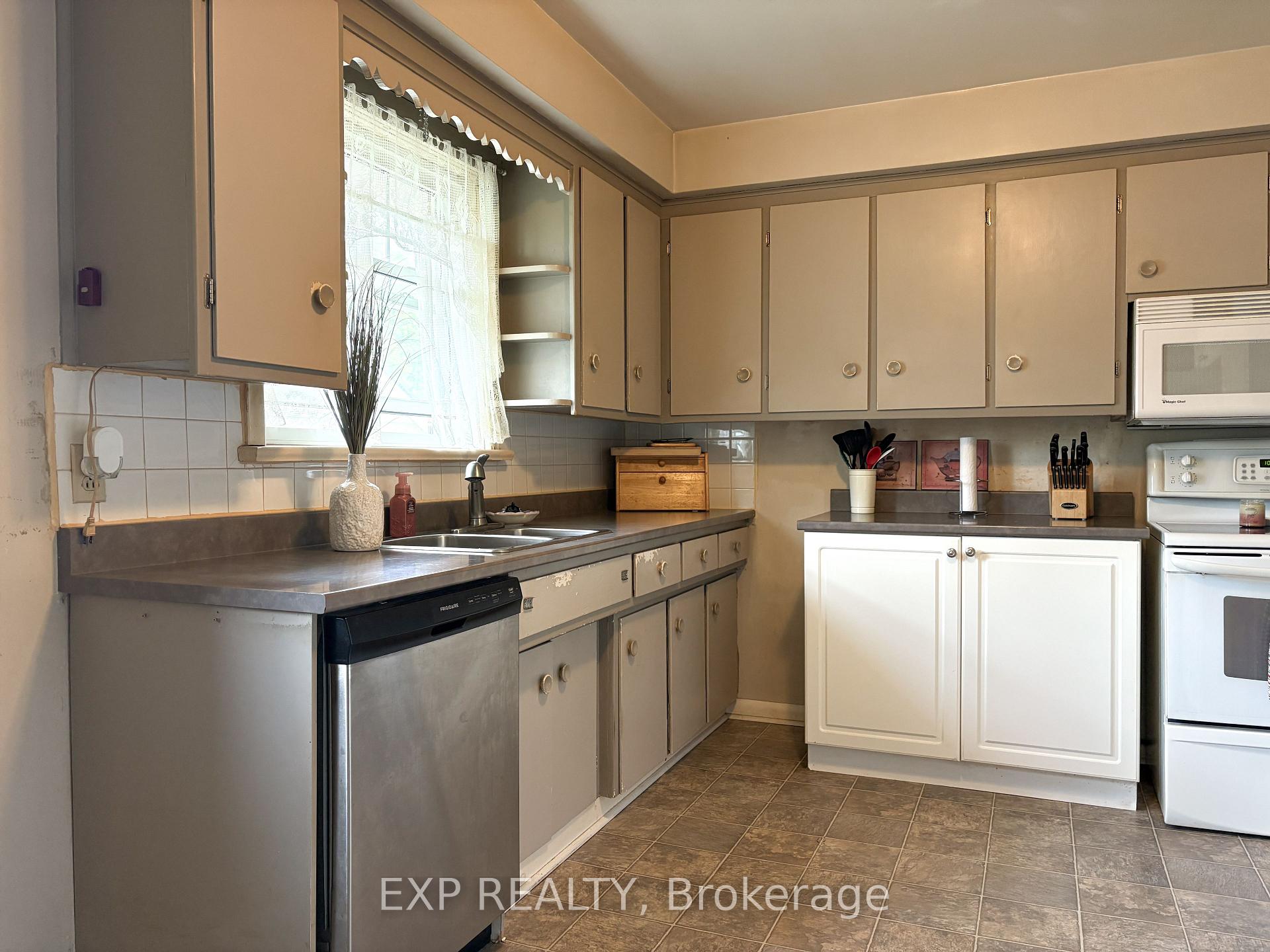 Photo 4 of 348 Charles Avenue, Renfrew — HOMEH