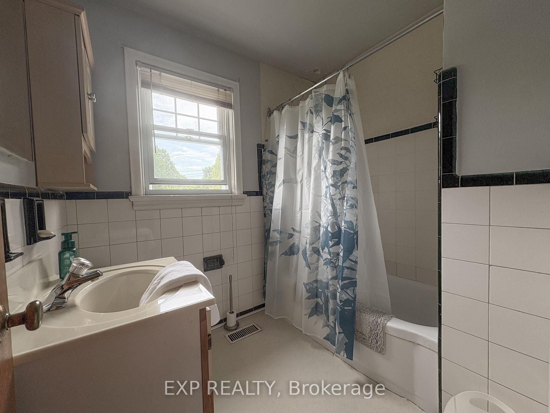 Photo 12 of 348 Charles Avenue, Renfrew — HOMEH