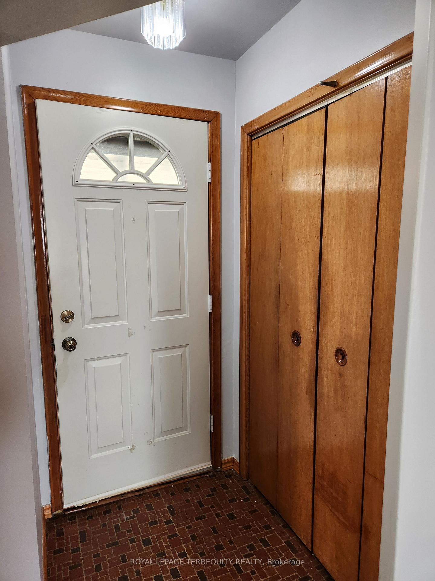 Photo 3 of 1272 Edmison Drive, Peterborough, Northcrest Ward 5 — HOMEH