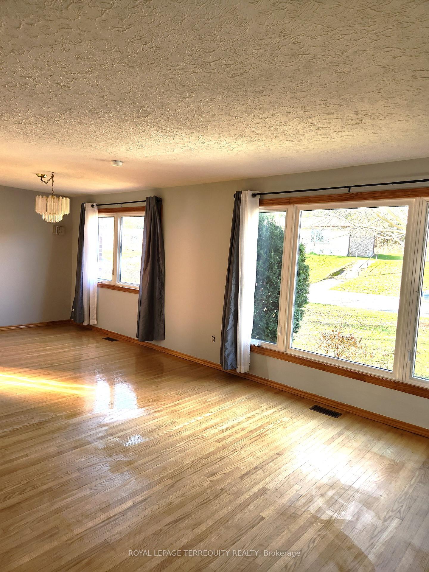 Photo 7 of 1272 Edmison Drive, Peterborough, Northcrest Ward 5 — HOMEH