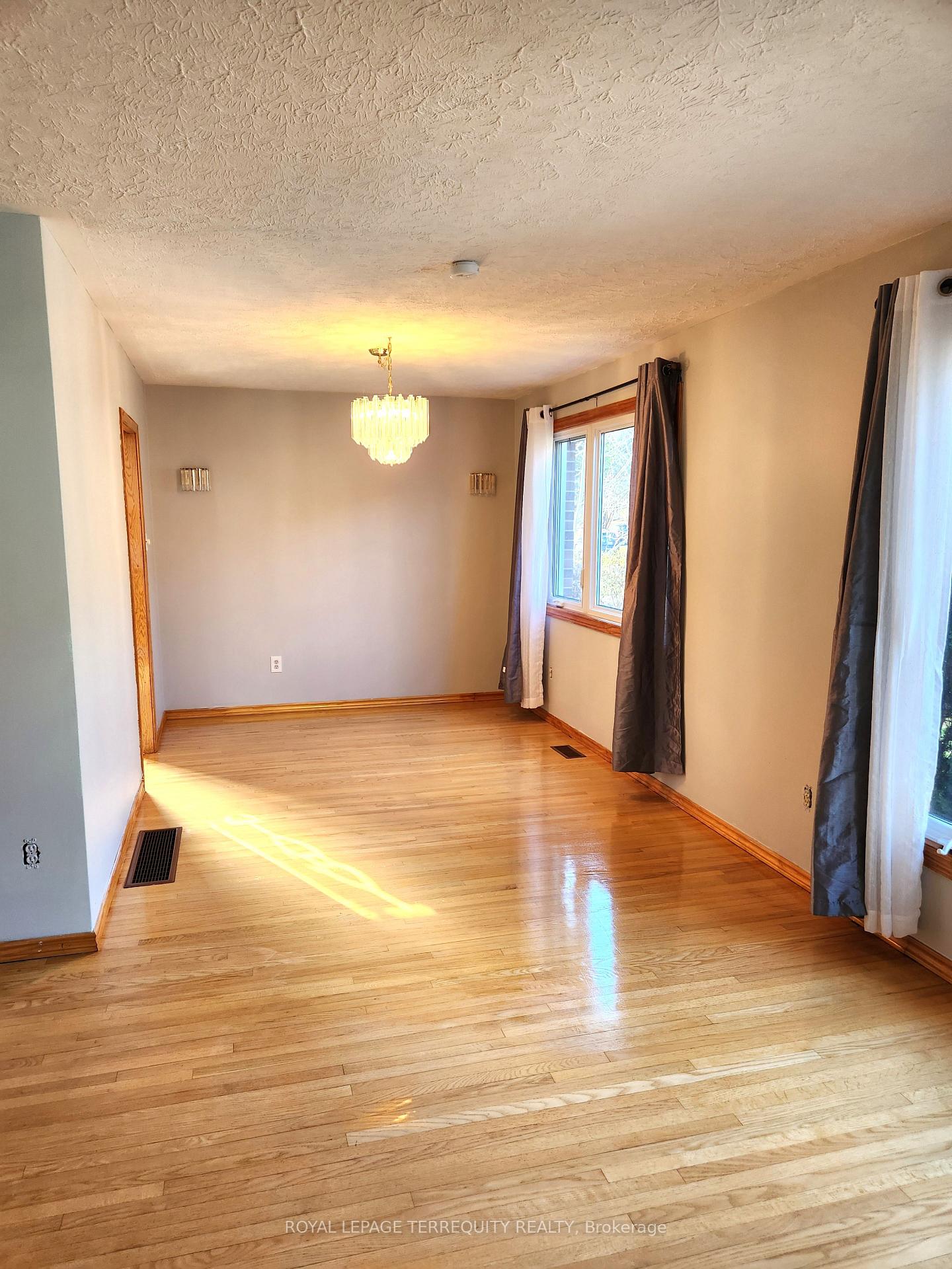 Photo 8 of 1272 Edmison Drive, Peterborough, Northcrest Ward 5 — HOMEH