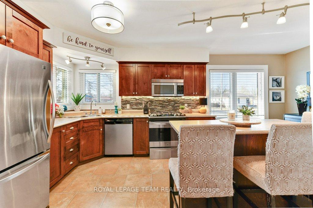 Photo 11 of 127 Grant Boulevard, Renfrew — HOMEH
