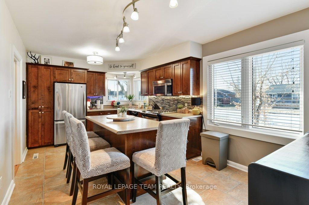 Photo 13 of 127 Grant Boulevard, Renfrew — HOMEH