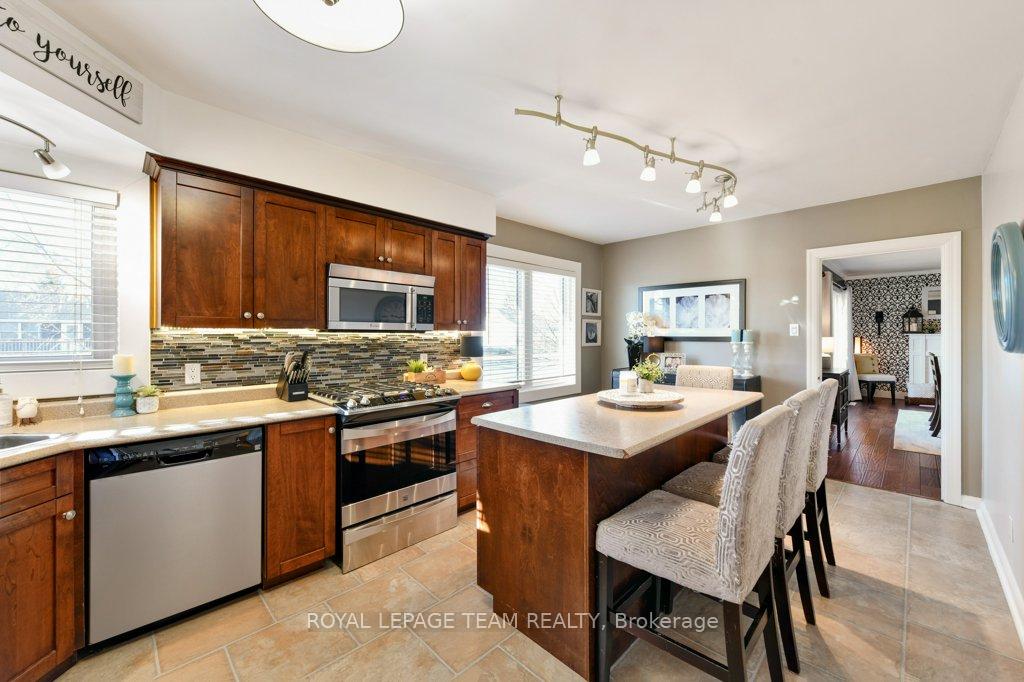 Photo 14 of 127 Grant Boulevard, Renfrew — HOMEH