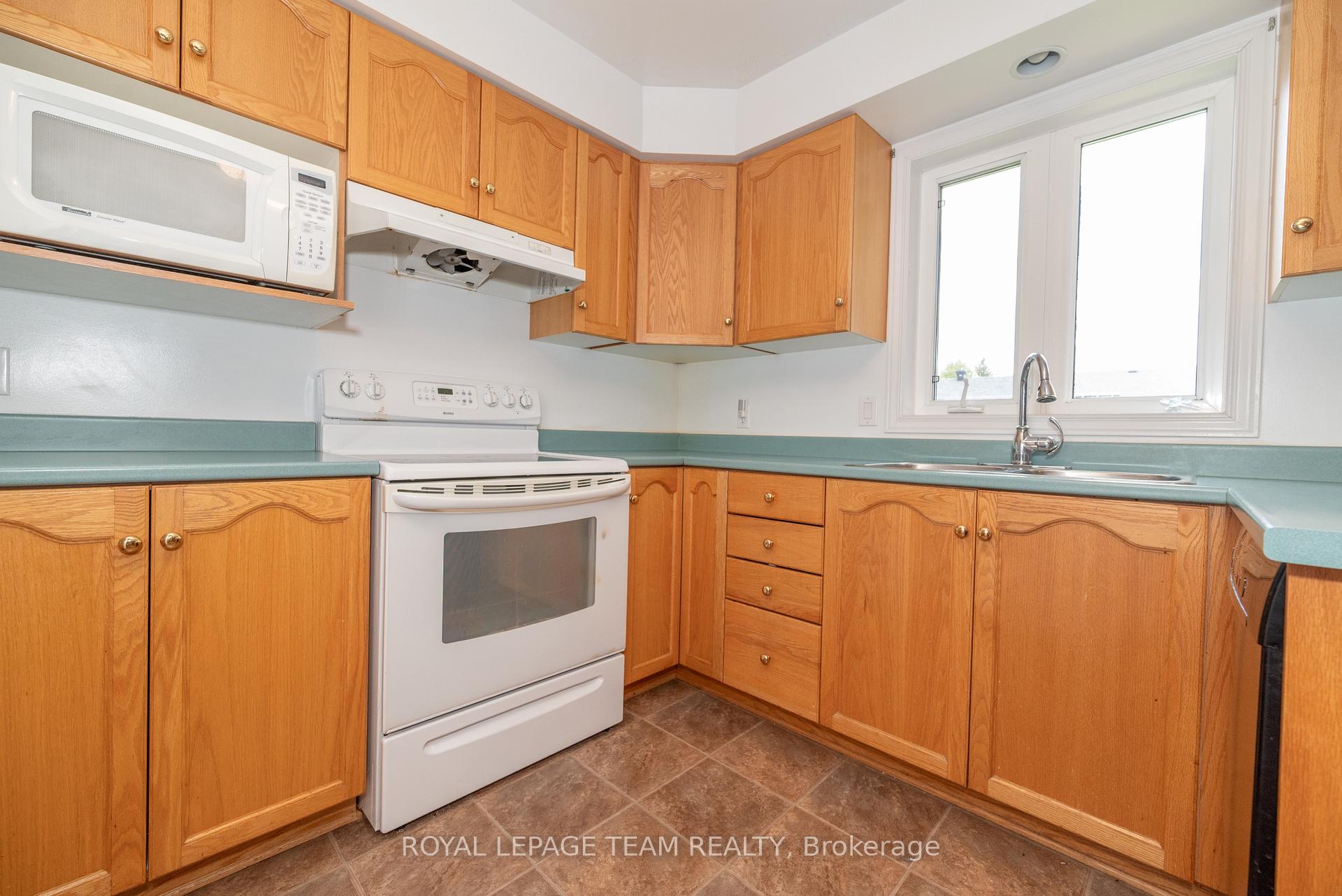 Photo 8 of 807 Kedrosky Drive, Renfrew — HOMEH
