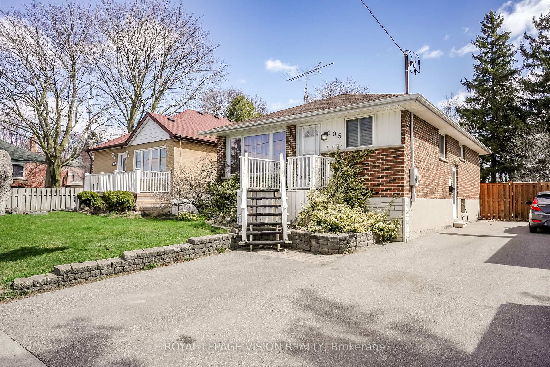 Photo 3 of 105 Luke Street, Oshawa, O'Neill — HOMEH