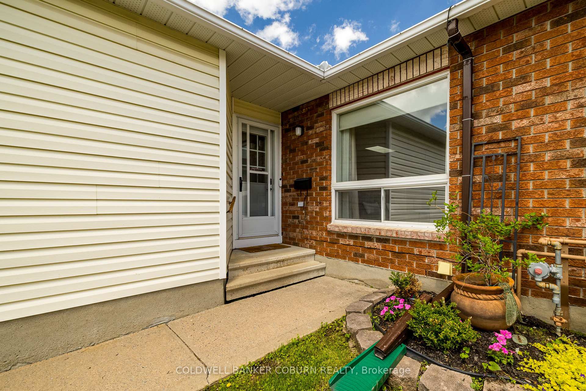 Photo 2 of 803 Eighth Street, Renfrew — HOMEH