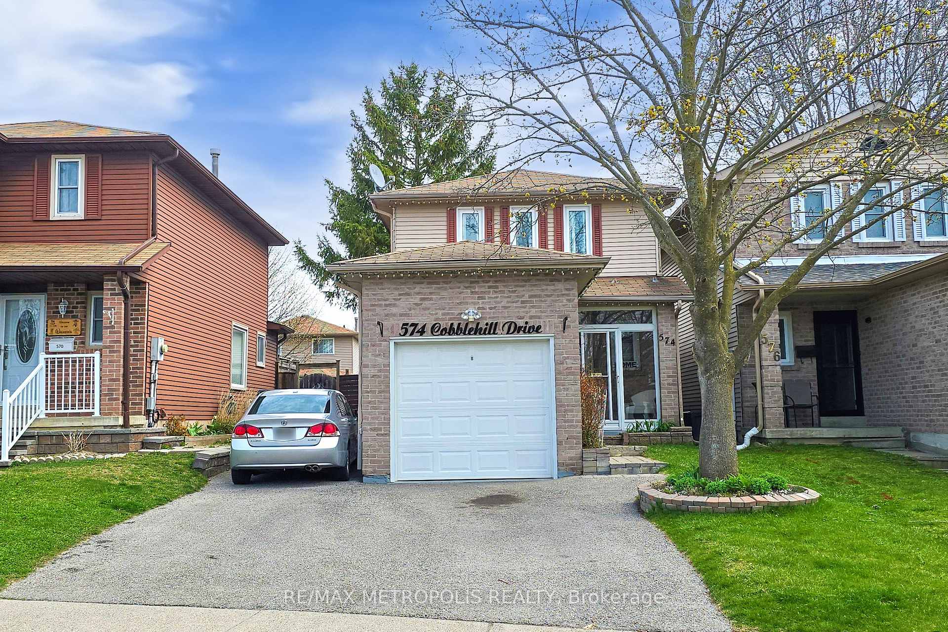 Photo 1 of 574 Cobblehill Drive, Oshawa, Pinecrest — HOMEH